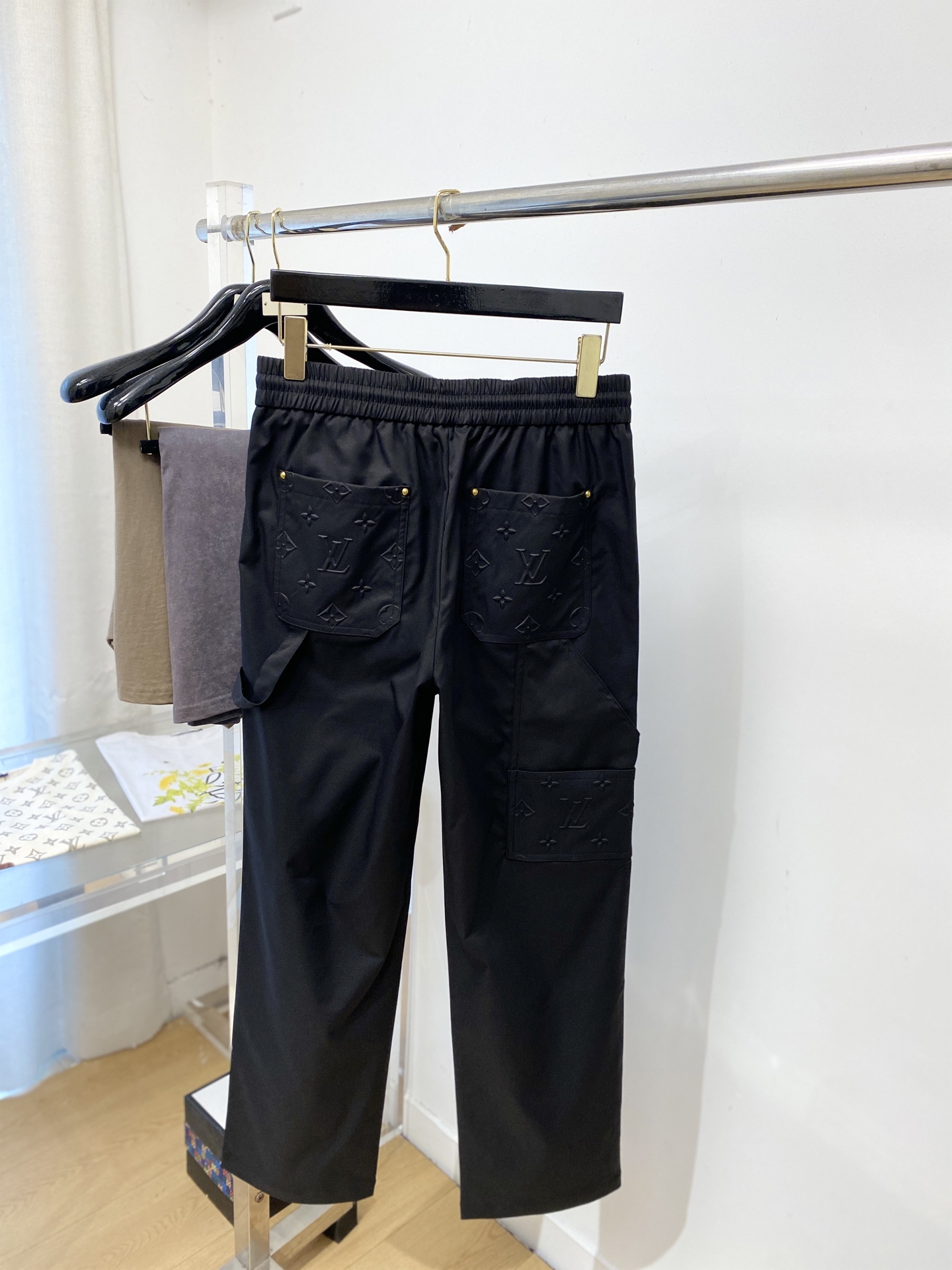 LV、2026爆款休闲裤 高弹显瘦必爆简约百搭爆款，做工精细，每一针都看得到用心，超多明星网红最爱 拉长