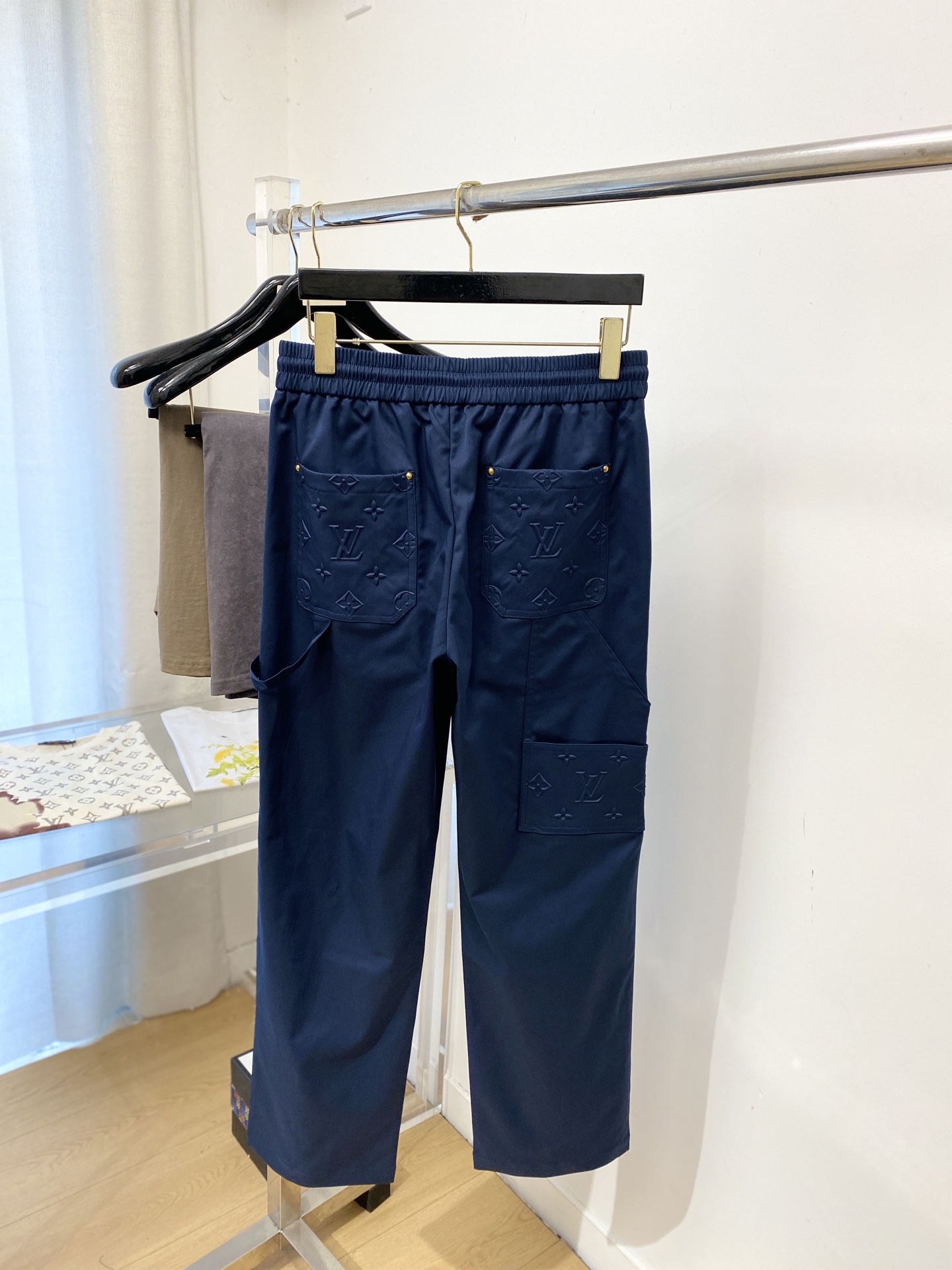 LV、2026爆款休闲裤 高弹显瘦必爆简约百搭爆款，做工精细，每一针都看得到用心，超多明星网红最爱 拉长