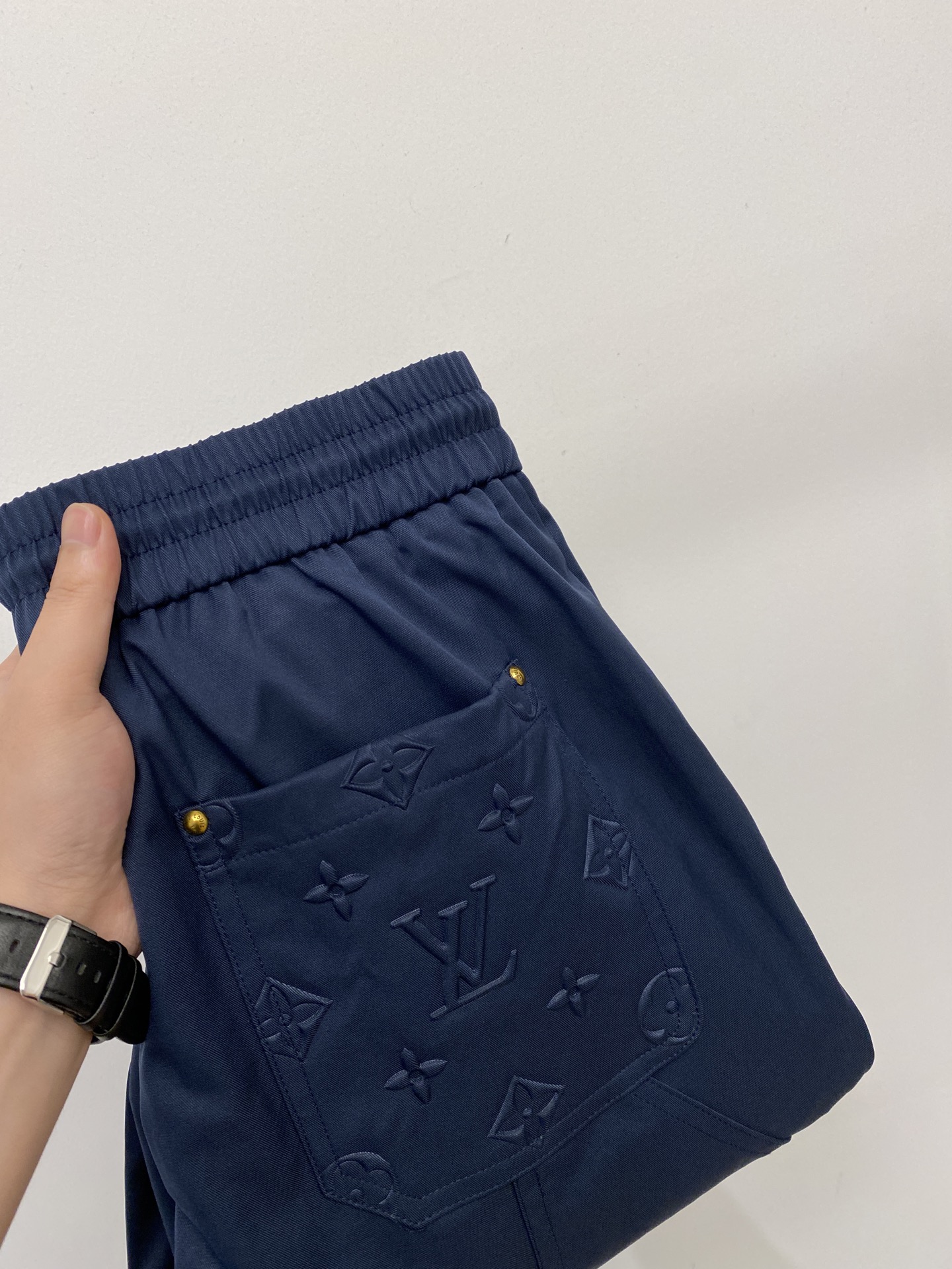 LV、2026爆款休闲裤 高弹显瘦必爆简约百搭爆款，做工精细，每一针都看得到用心，超多明星网红最爱 拉长