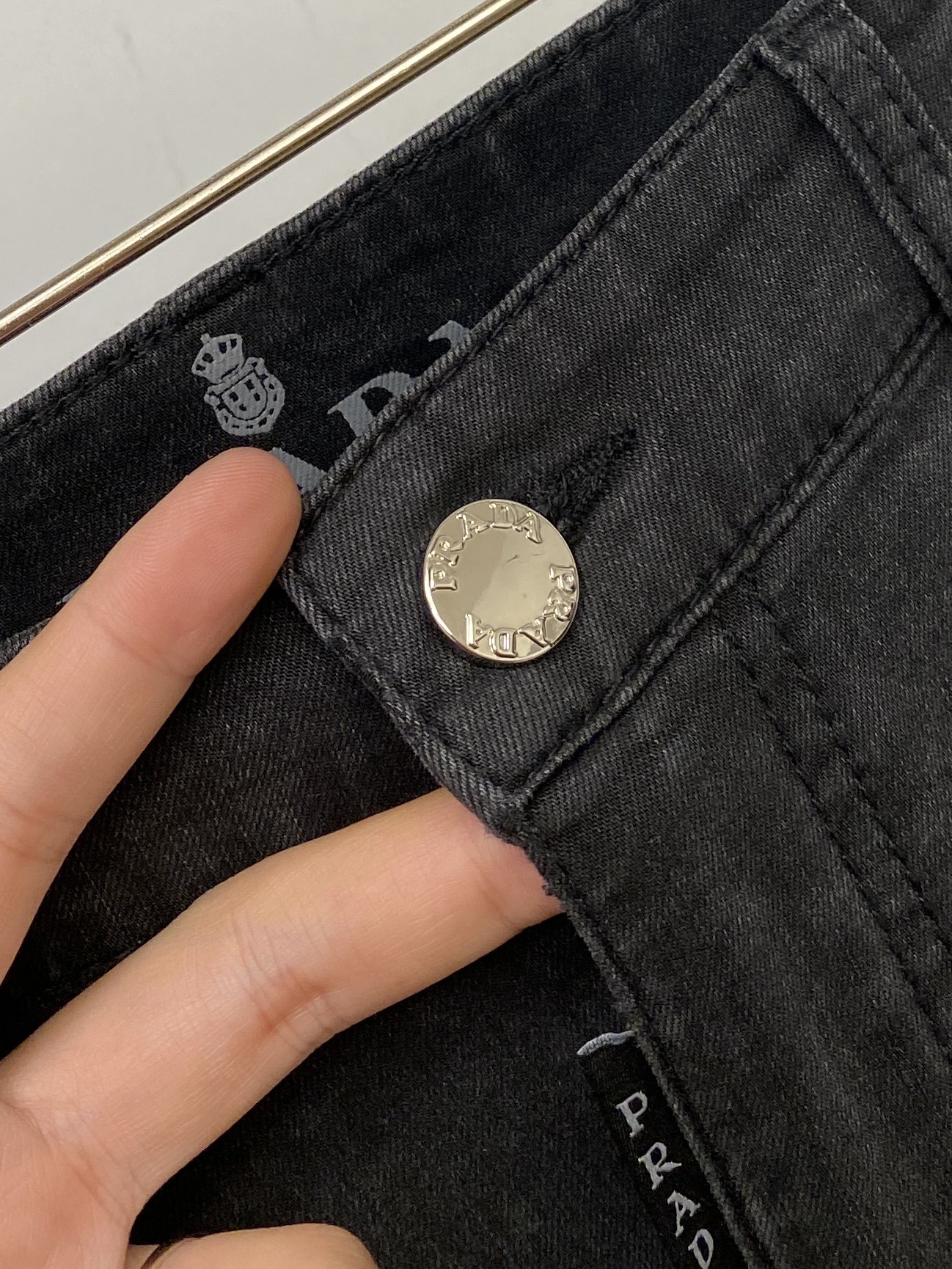 普拉达、2026最新品，专柜同步有售，原单狠货，水洗休闲牛仔裤，进口原版水洗弹力面料，舒适有弹性，原版五