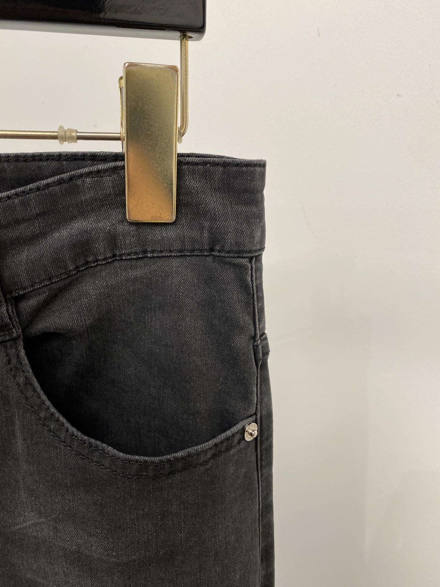 普拉达、2026最新品，专柜同步有售，原单狠货，水洗休闲牛仔裤，进口原版水洗弹力面料，舒适有弹性，原版五