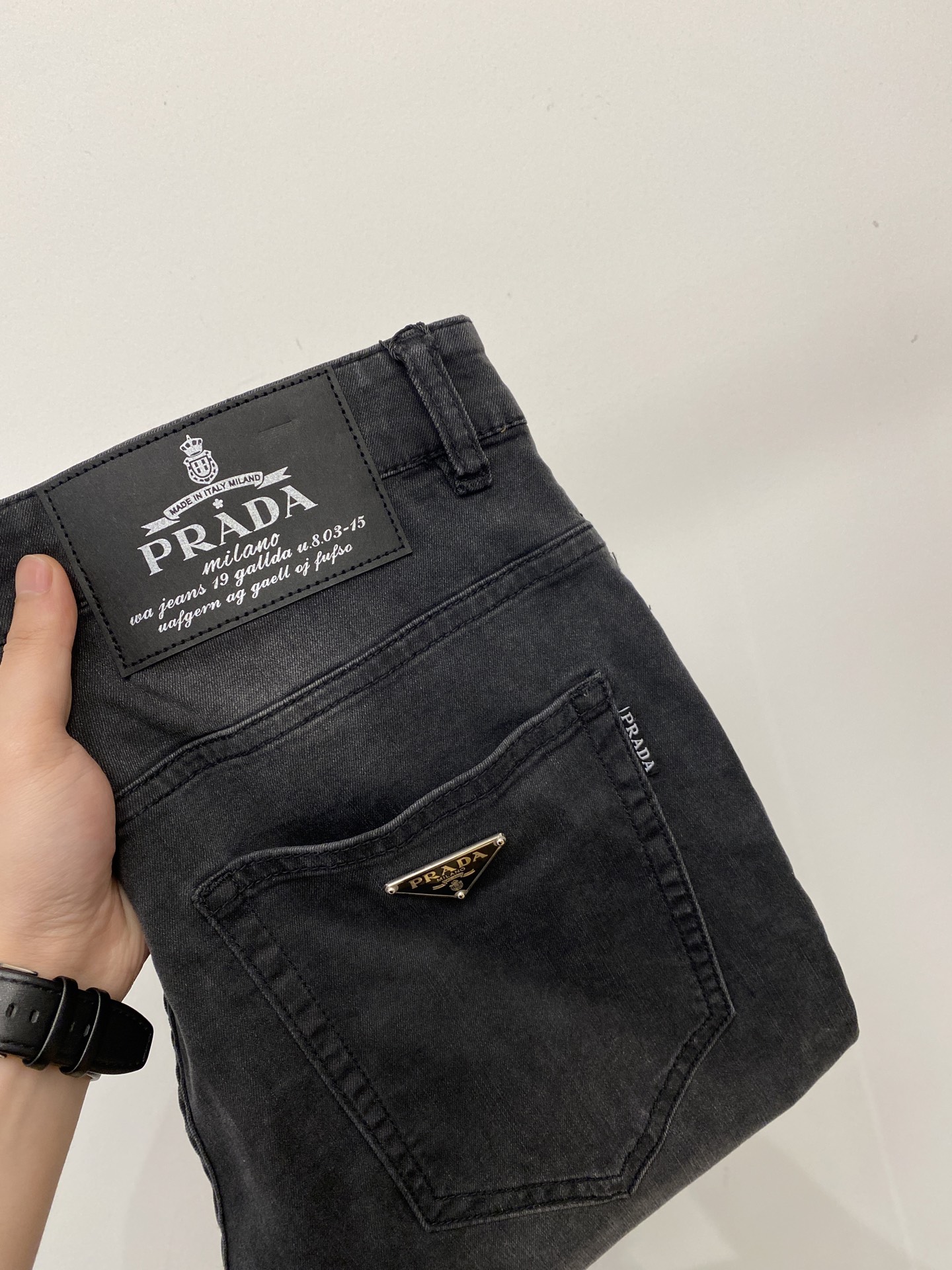 普拉达、2026最新品，专柜同步有售，原单狠货，水洗休闲牛仔裤，进口原版水洗弹力面料，舒适有弹性，原版五