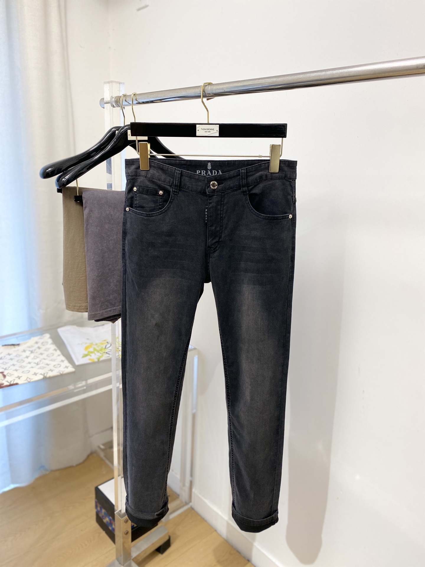 普拉达、2026最新品，专柜同步有售，原单狠货，水洗休闲牛仔裤，进口原版水洗弹力面料，舒适有弹性，原版五