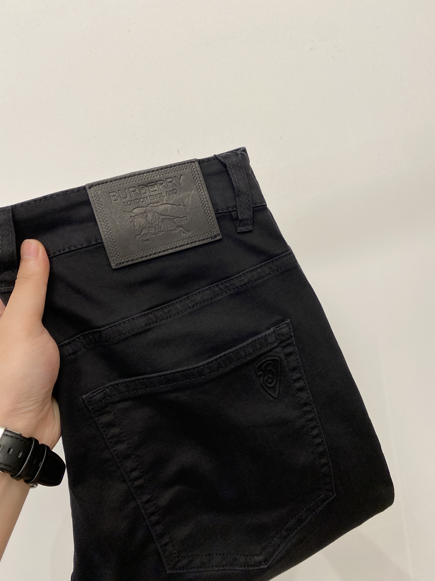 巴宝莉、2026最新品，专柜同步有售，原单狠货，水洗休闲牛仔裤，进口原版水洗弹力面料，舒适有弹性，原版五