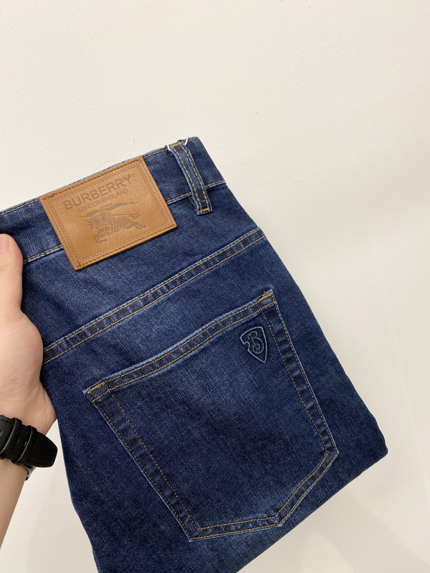 巴宝莉、2026最新品，专柜同步有售，原单狠货，水洗休闲牛仔裤，进口原版水洗弹力面料，舒适有弹性，原版五