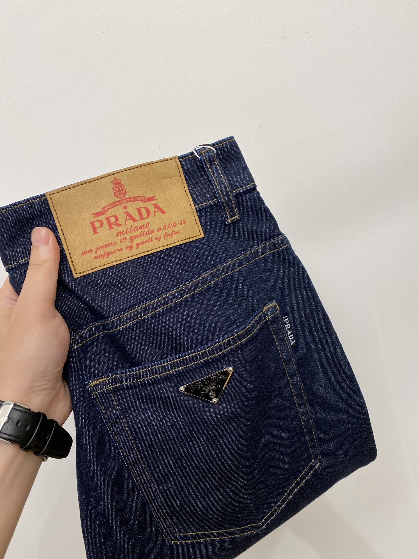 普拉达、2026最新品，专柜同步有售，原单狠货，水洗休闲牛仔裤，进口原版水洗弹力面料，舒适有弹性，原版五