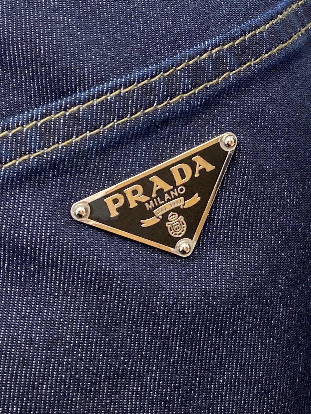 普拉达、2026最新品，专柜同步有售，原单狠货，水洗休闲牛仔裤，进口原版水洗弹力面料，舒适有弹性，原版五