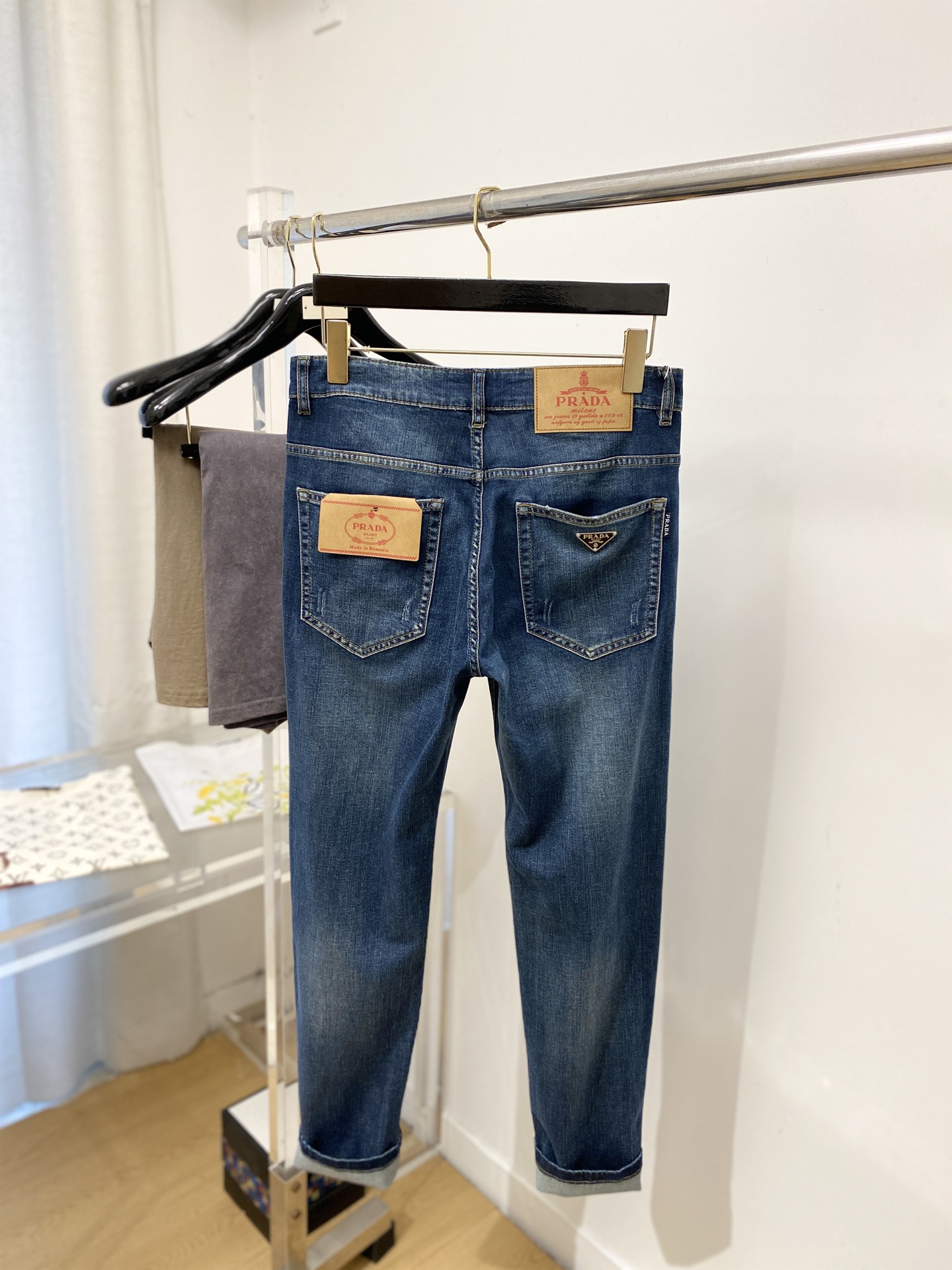 普拉达、2026最新品，专柜同步有售，原单狠货，水洗休闲牛仔裤，进口原版水洗弹力面料，舒适有弹性，原版五