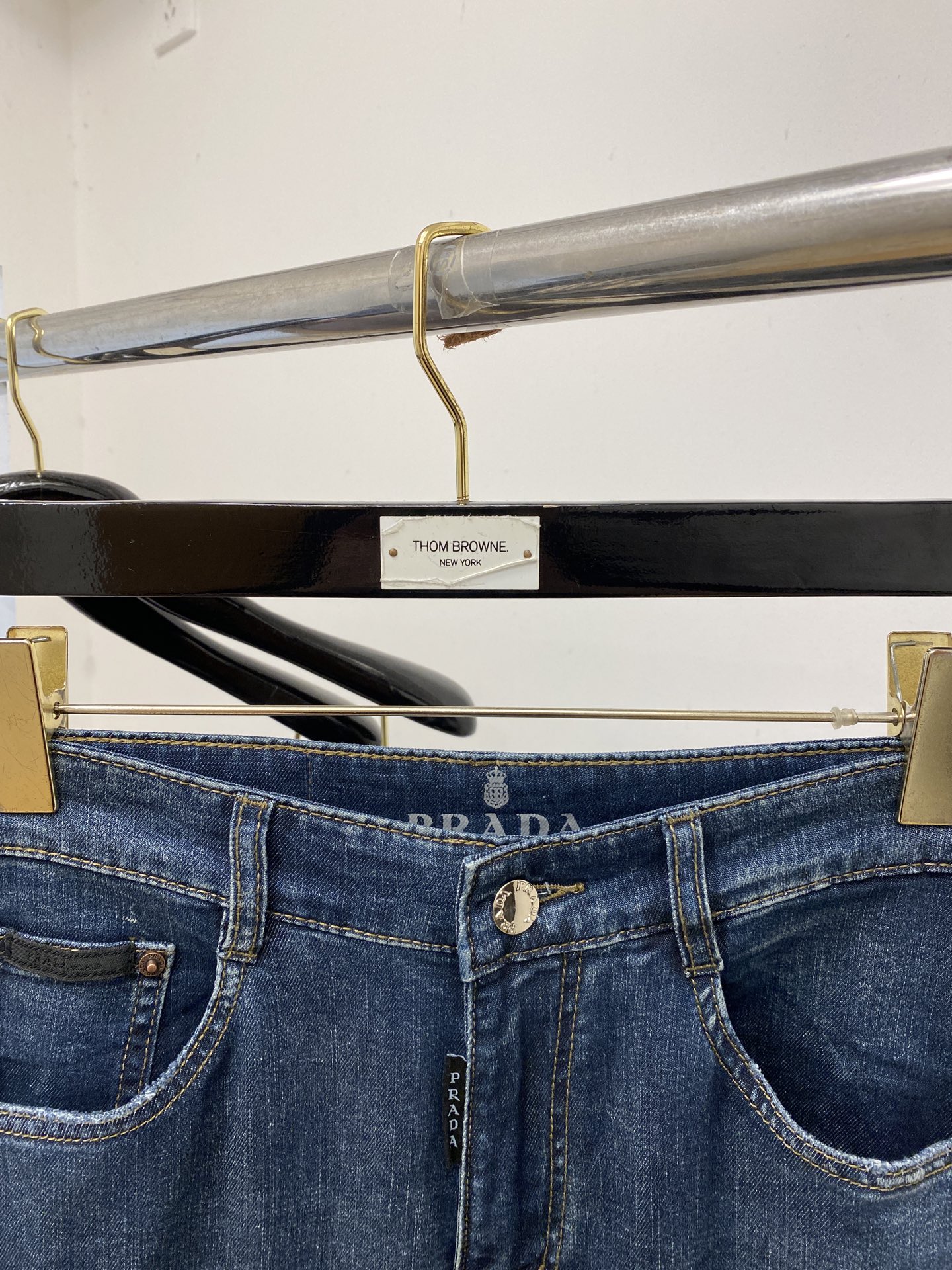 普拉达、2026最新品，专柜同步有售，原单狠货，水洗休闲牛仔裤，进口原版水洗弹力面料，舒适有弹性，原版五