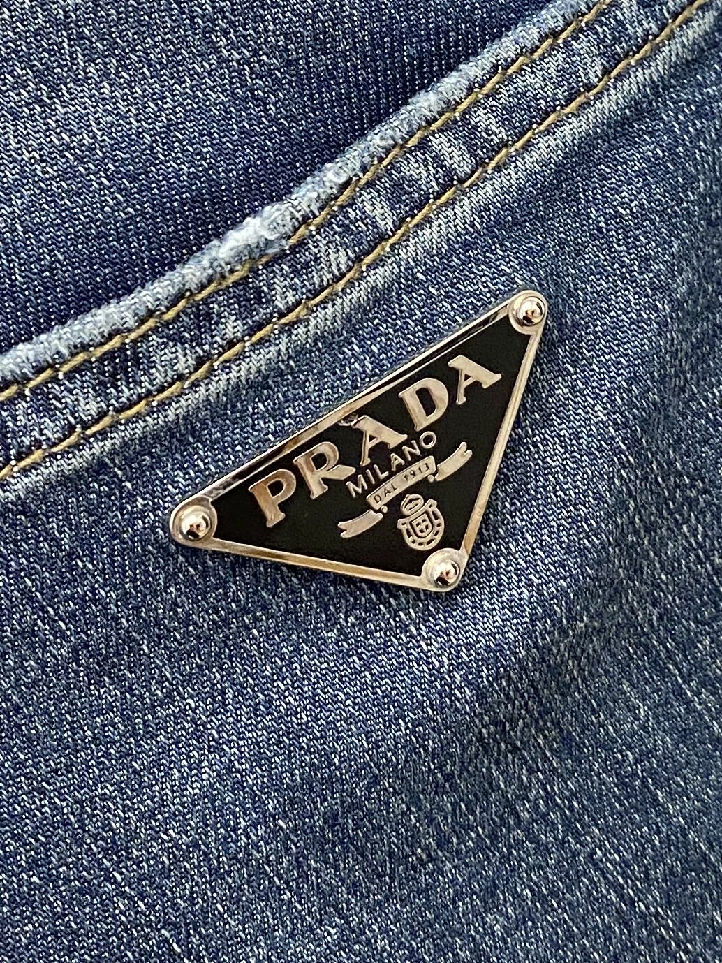 普拉达、2026最新品，专柜同步有售，原单狠货，水洗休闲牛仔裤，进口原版水洗弹力面料，舒适有弹性，原版五