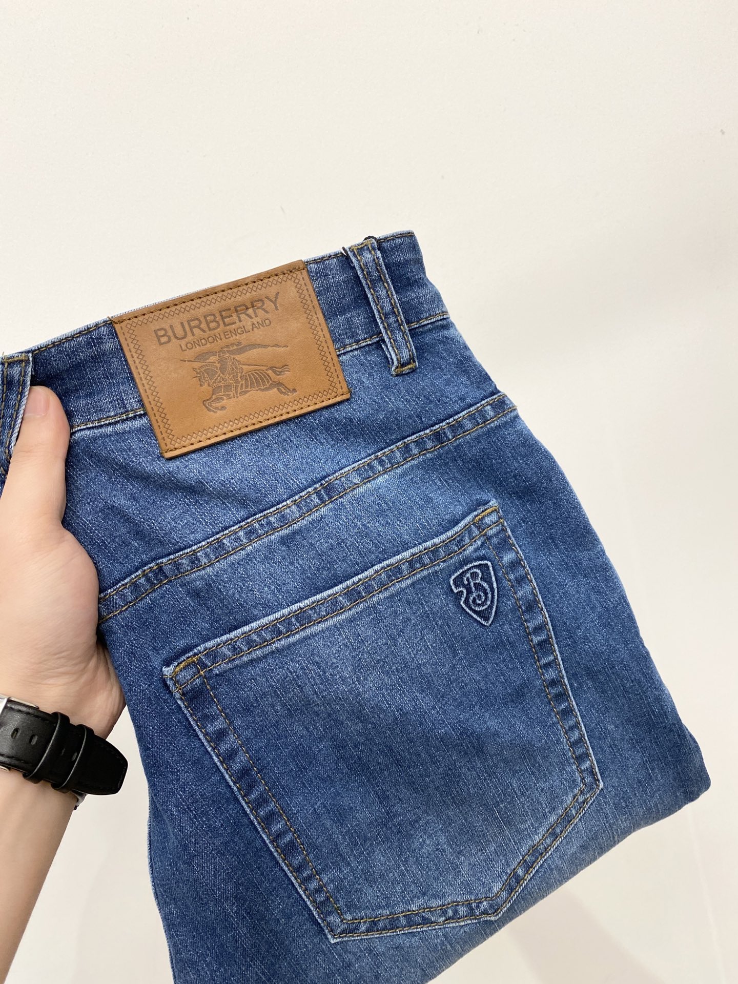 巴宝莉、2026最新品，专柜同步有售，原单狠货，水洗休闲牛仔裤，进口原版水洗弹力面料，舒适有弹性，原版五