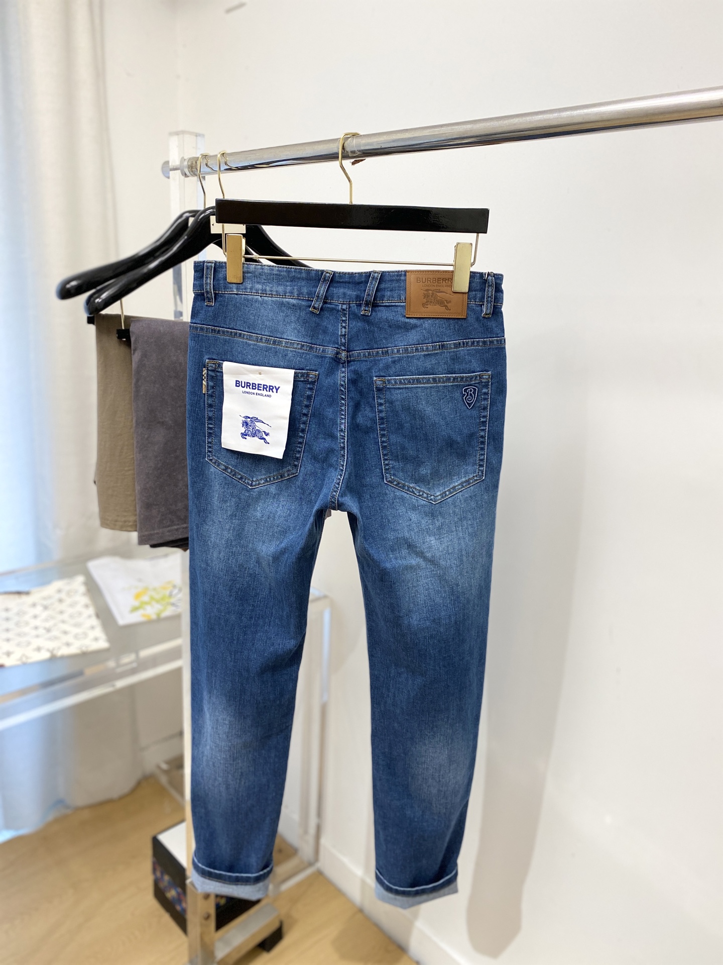 巴宝莉、2026最新品，专柜同步有售，原单狠货，水洗休闲牛仔裤，进口原版水洗弹力面料，舒适有弹性，原版五