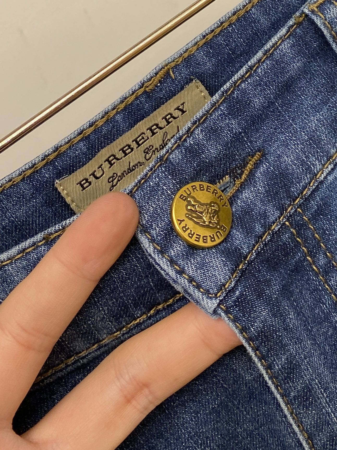 巴宝莉、2026最新品，专柜同步有售，原单狠货，水洗休闲牛仔裤，进口原版水洗弹力面料，舒适有弹性，原版五