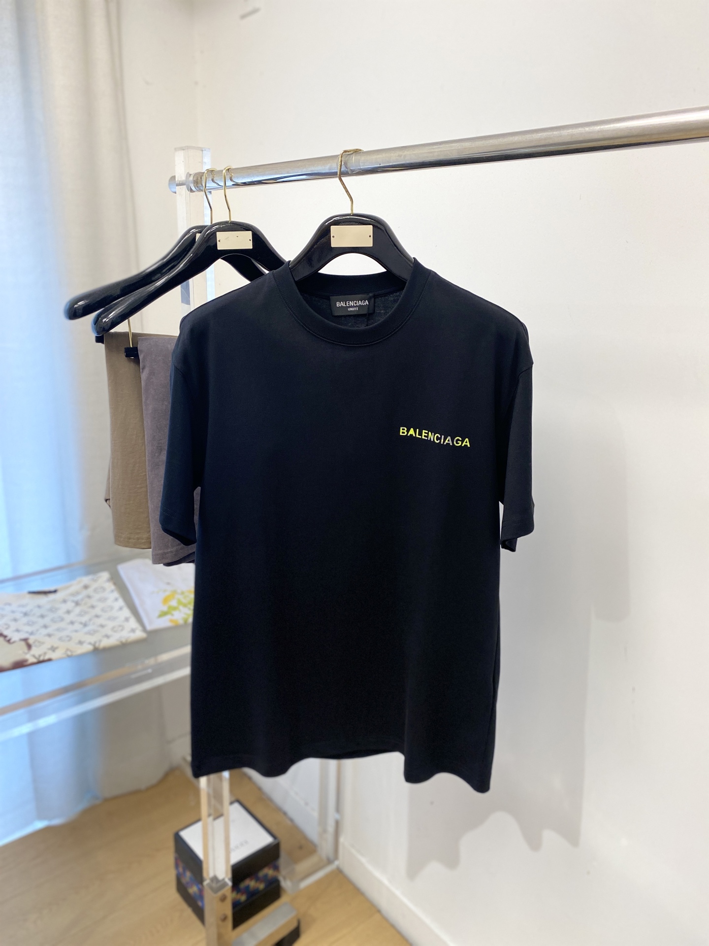 NO:836023,Balenciaga, 2026 new short-sleeved T-shirt, handsome and fashionable, top-notch printed letter logo on the chest, simple and versatile. The fabric cotton is not only crisp and maintains the trendy silhouette, but also comfortable to wear, and the yarn is more delicate. Size S-XXL, balenciaga, T-shirt, tees, t-shirt,19860909巴黎世家、2026新品短袖T恤,帅气时尚,胸前顶级印胶字母logo,简约百搭款.面料棉 不仅挺括,保持潮流的廓形,又穿着舒适,纱织更细腻,码数S-XXL,,balenciaga,T-shirt,tees，t-shirt,,Men's clothing