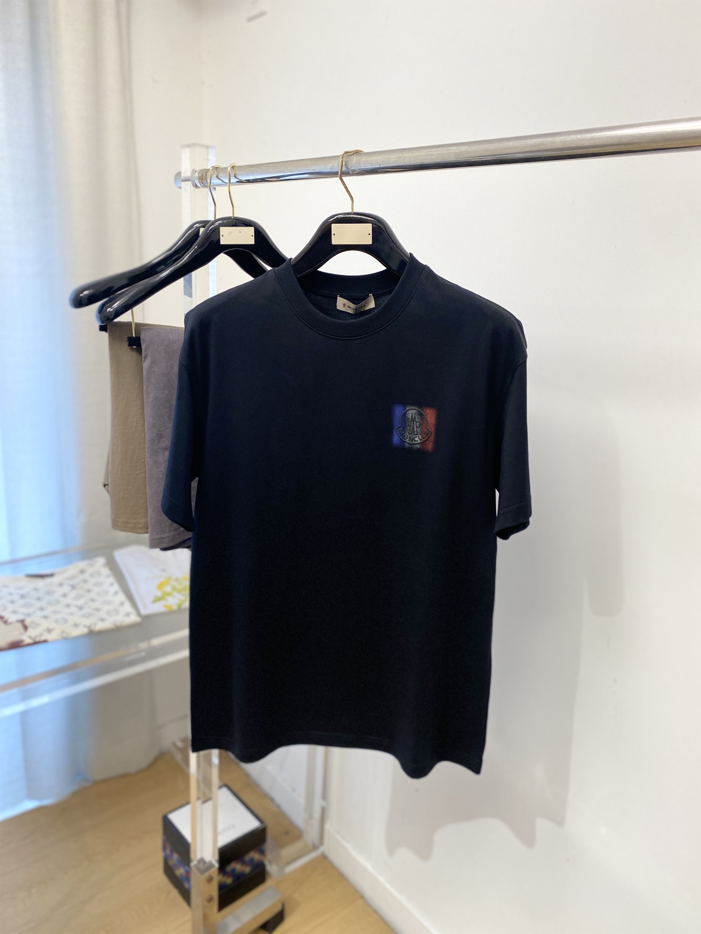 NO:836017,Meng Mouth, 2026 new short-sleeved T-shirt, handsome and fashionable, top-notch direct-injection craft logo on the chest, simple and versatile. The fabric cotton is not only crisp and maintains the trendy silhouette, but also comfortable to wear, and the yarn is more delicate. Size S-XXL, Moncler, T-shirt, tees, t-shirt,19860909蒙口、2026新品短袖T恤,帅气时尚,胸前顶级直喷工艺图案logo,简约百搭款.面料棉 不仅挺括,保持潮流的廓形,又穿着舒适,纱织更细腻,码数S-XXL,,Moncler,T-shirt,tees，t-shirt,,Men's clothing