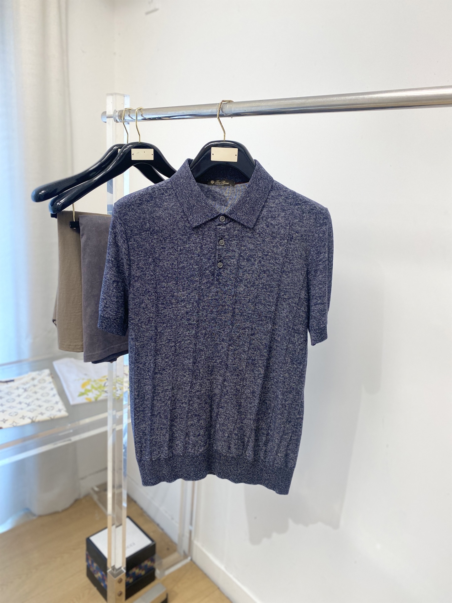 NO:835996,LP, 2026 new short-sleeved T-shirt, handsome and fashionable, simple and versatile. The fabric cotton is not only crisp and maintains the trendy silhouette, but also comfortable to wear, and the yarn is more delicate. Size M-3XL, loro piana, T-shirt, tees, t-shirt,19860909LP、2026新品短袖T恤,帅气时尚,简约百搭款.面料棉 不仅挺括,保持潮流的廓形,又穿着舒适,纱织更细腻,码数M-3XL,,loro piana,T-shirt,tees，t-shirt,,Men's clothing