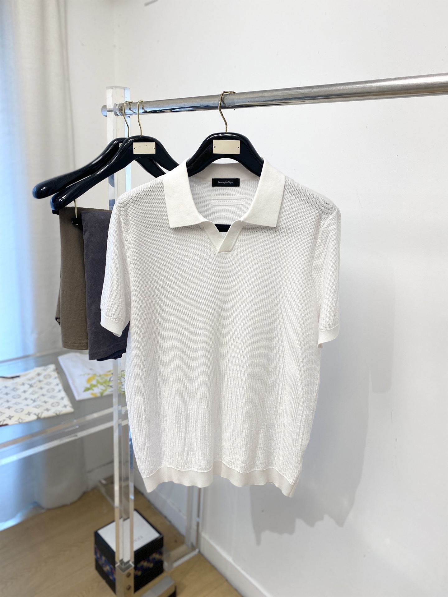 NO:836009,Zegna, 2026 new short-sleeved T-shirt, handsome and fashionable, simple and versatile. The fabric cotton is not only crisp and maintains the trendy silhouette, but also comfortable to wear, and the yarn is more delicate. Size M-3XL,,zegna,T-shirt,tees,t-shirt,19860909杰尼亚、2026新品短袖T恤,帅气时尚,简约百搭款.面料棉 不仅挺括,保持潮流的廓形,又穿着舒适,纱织更细腻,码数M-3XL,,zegna,T-shirt,tees，t-shirt,,Men's clothing