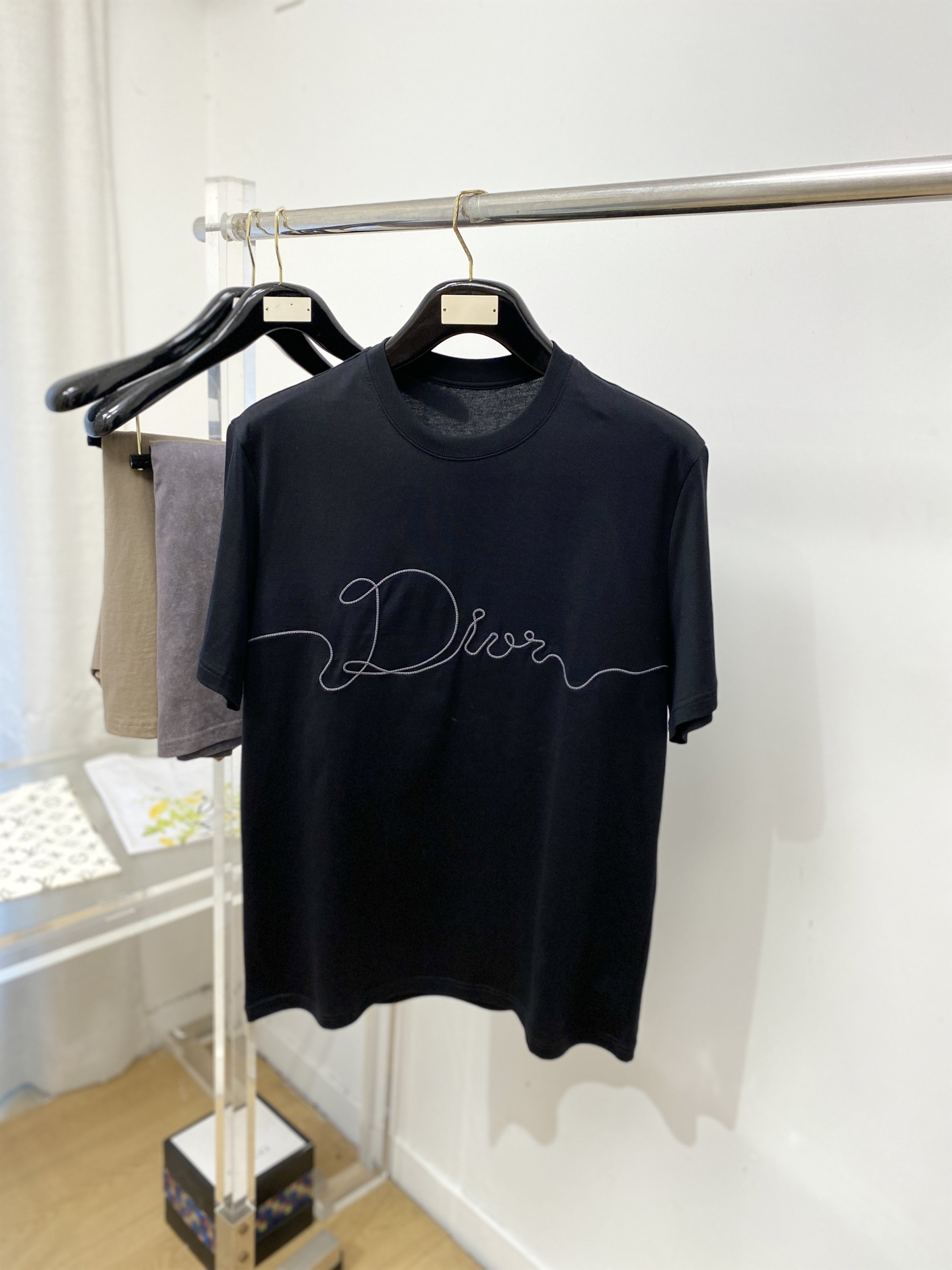 NO:836014,Dior, 2026 new short-sleeved T-shirt, handsome and fashionable, simple and versatile. Exquisitely embroidered letter logo on the chest. The fabric is cotton. It is not only crisp and maintains the trendy silhouette, but also comfortable to wear. The yarn is more delicate. Size S-XXL, dior, T-shirt, tees, t-shirt,19860909迪奥、2026新品短袖T恤,帅气时尚,简约百搭款.胸前精致刺绣字母logo,面料棉 不仅挺括,保持潮流的廓形,又穿着舒适,纱织更细腻,码数S-XXL,,dior,T-shirt,tees，t-shirt,,Men's clothing