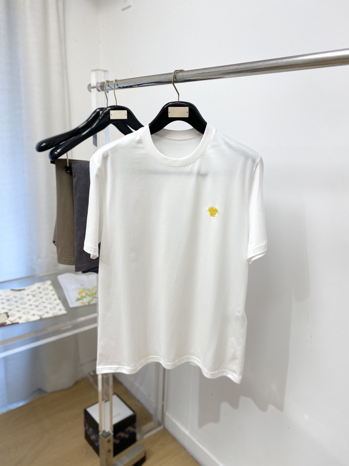 NO:836019,Versace, 2026 new short-sleeved T-shirt, handsome and fashionable, simple and versatile. Exquisitely embroidered logo on the chest. The fabric is cotton. It is not only crisp and maintains the trendy silhouette, but also comfortable to wear. The yarn is more delicate. Size S-XXL, versace, T-shirt, tees, t-shirt,19860909范思哲、2026新品短袖T恤,帅气时尚,简约百搭款.胸前精致刺绣图案logo,面料棉 不仅挺括,保持潮流的廓形,又穿着舒适,纱织更细腻,码数S-XXL,,versace,T-shirt,tees，t-shirt,,Men's clothing