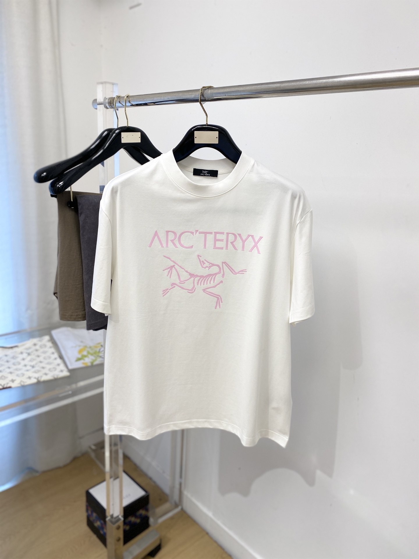 NO:773672,Arc'teryx, 2026 new short-sleeved T-shirt, handsome and fashionable, simple and versatile. Top-quality printed letter pattern logo on the chest. The fabric is cotton. It is not only crisp and maintains the trendy silhouette, but also comfortable to wear. The yarn is more delicate. Size M-3XL, arc'teryx, T-shirt, tees, t-shirt,19860909始祖鸟、2026新品短袖T恤,帅气时尚,简约百搭款.胸前顶级印花字母图案logo,面料棉 不仅挺括,保持潮流的廓形,又穿着舒适,纱织更细腻,码数M-3XL,arc'teryx,T-shirt,tees，t-shirt,,Men's clothing