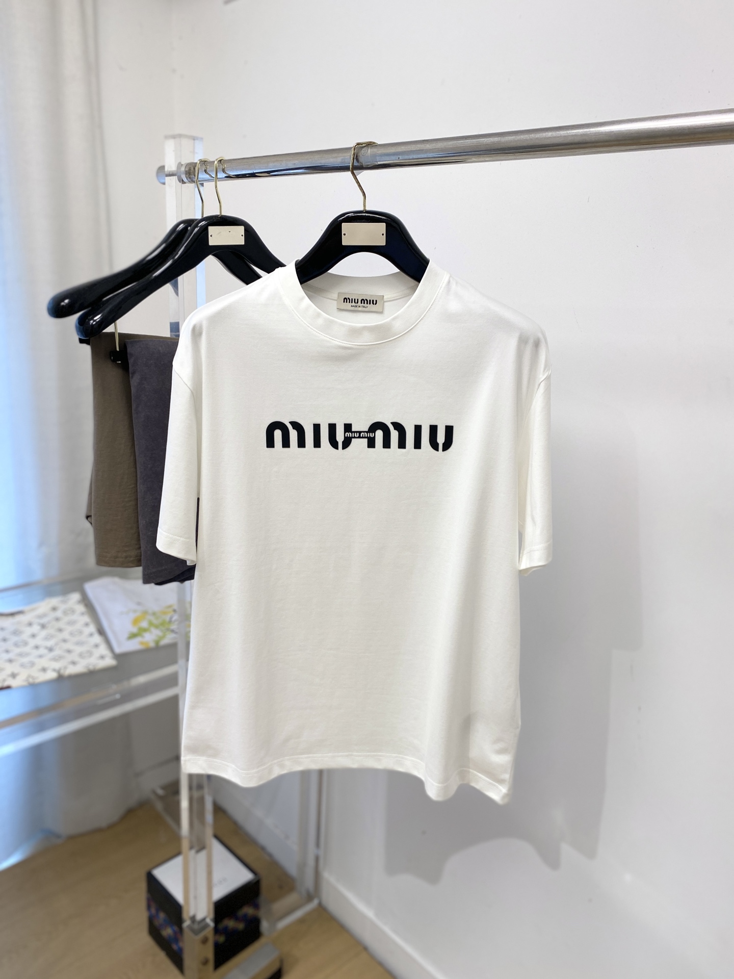 NO:773675,miu miu, 2026 new short-sleeved T-shirt, handsome and fashionable, simple and versatile. Top-quality printed rubber letter logo on the chest, fabric cotton is not only crisp and maintains the trendy silhouette, but also comfortable to wear, and the yarn is more delicate. Size M-3XL,, miumiu, T-shirt, tees, t-shirt,19860909miu miu、2026新品短袖T恤,帅气时尚,简约百搭款.胸前顶级印胶字母logo,面料棉 不仅挺括,保持潮流的廓形,又穿着舒适,纱织更细腻,码数M-3XL,,miumiu,T-shirt,tees，t-shirt,,Men's clothing
