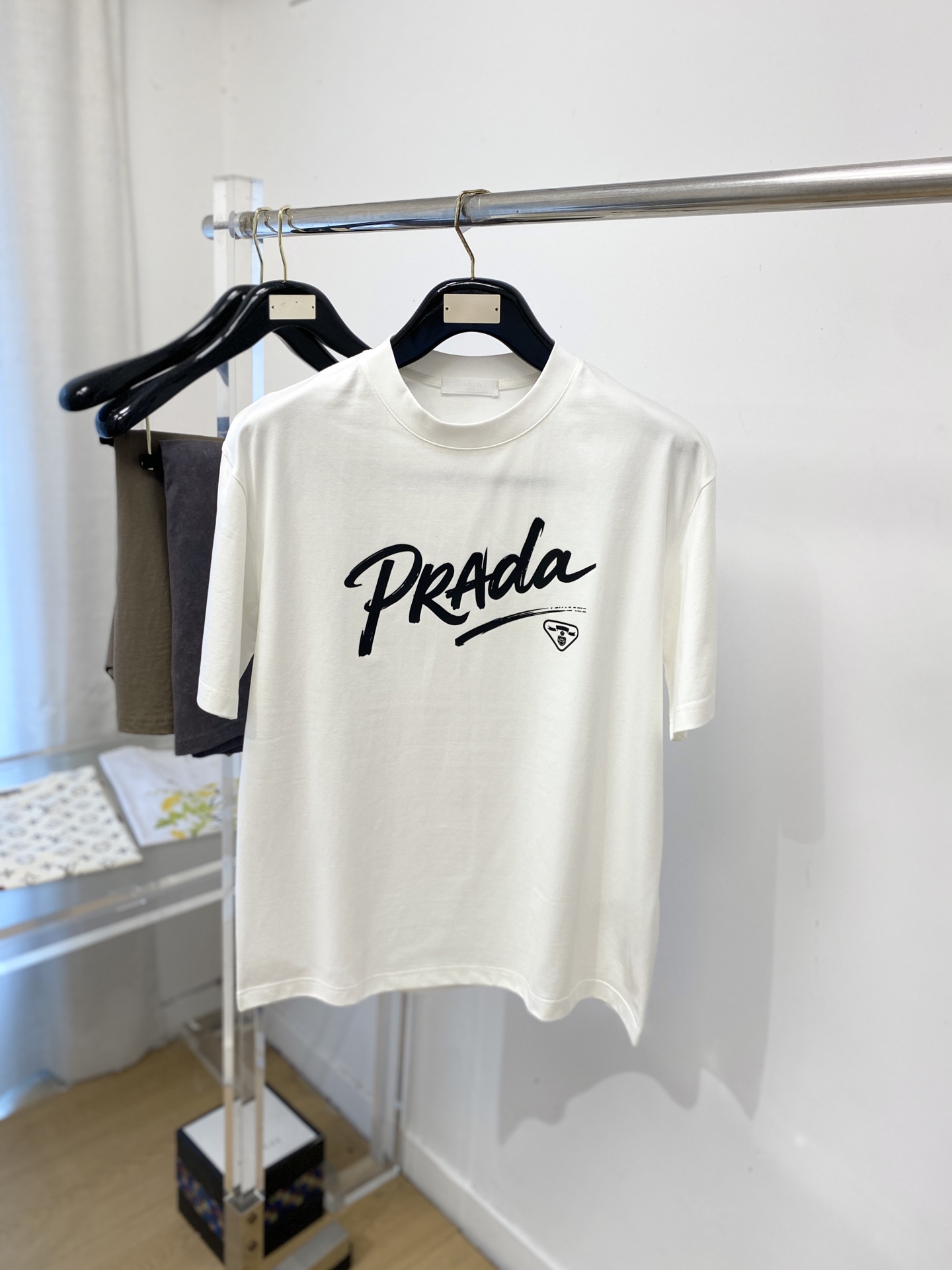 NO:773678,Prada, 2026 new short-sleeved T-shirt, handsome and fashionable, simple and versatile. Top-notch printed letter logo on the chest. The fabric is cotton. It is not only crisp and maintains the trendy silhouette, but also comfortable to wear. The yarn is more delicate. Size M-3XL, prada, T-shirt, tees, t-shirt,19860909普拉达、2026新品短袖T恤,帅气时尚,简约百搭款.胸前顶级印胶图案字母logo,面料棉 不仅挺括,保持潮流的廓形,又穿着舒适,纱织更细腻,码数M-3XL,,prada,T-shirt,tees，t-shirt,,Men's clothing