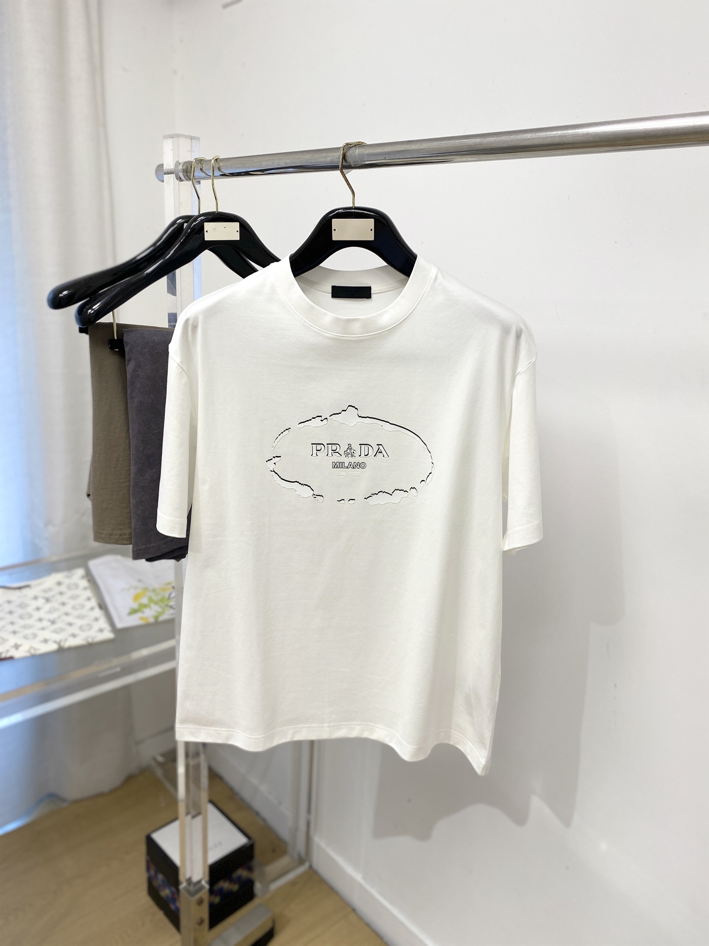 NO:773667,Prada, 2026 new short-sleeved T-shirt, handsome and fashionable, simple and versatile. Top-notch printed letter logo on the chest. The fabric is cotton. It is not only crisp and maintains the trendy silhouette, but also comfortable to wear. The yarn is more delicate. Size M-3XL, prada, T-shirt, tees, t-shirt,19860909普拉达、2026新品短袖T恤,帅气时尚,简约百搭款.胸前顶级印胶图案字母logo,面料棉 不仅挺括,保持潮流的廓形,又穿着舒适,纱织更细腻,码数M-3XL,,prada,T-shirt,tees，t-shirt,,Men's clothing