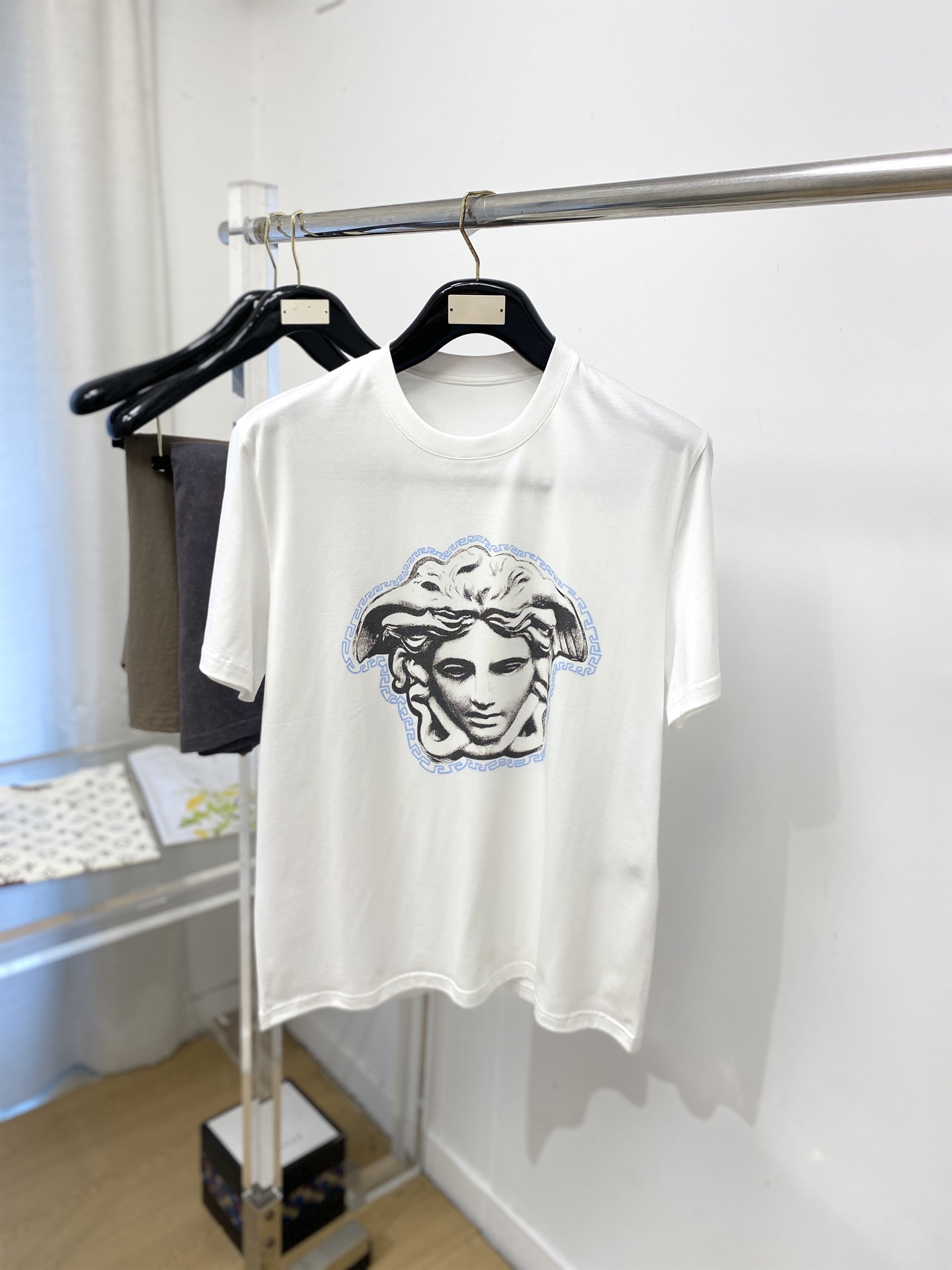 NO:773670,Versace, 2026 new short-sleeved T-shirt, handsome and fashionable, simple and versatile. Top-quality printed logo on the chest. The fabric is cotton. It is not only crisp and maintains the trendy silhouette, but also comfortable to wear. The yarn is more delicate. Size S-XXL, versace, T-shirt, tees, t-shirt,19860909范思哲、2026新品短袖T恤,帅气时尚,简约百搭款.胸前顶级印花图案logo,面料棉 不仅挺括,保持潮流的廓形,又穿着舒适,纱织更细腻,码数S-XXL,,versace,T-shirt,tees，t-shirt,,Men's clothing