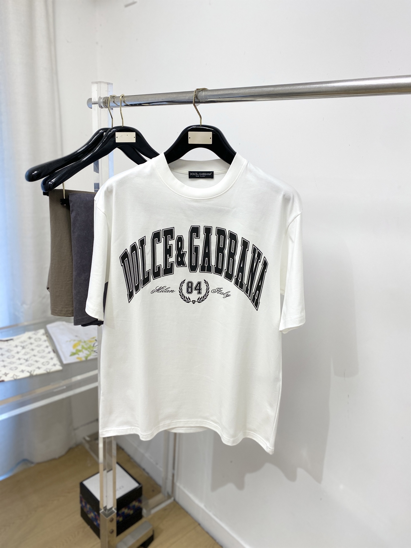 NO:773673,DG, 2026 new short-sleeved loose T-shirt, handsome and fashionable, simple and versatile. Top-quality printed letter logo on the chest. The fabric is cotton. It is not only crisp and maintains the trendy silhouette, but also comfortable to wear. The yarn is more delicate. The size is S-XXL,, T-shirt, tees, t-shirt,19860909DG、2026新品短袖宽松T恤,帅气时尚,简约百搭款.胸前顶级印花字母logo,面料棉 不仅挺括,保持潮流的廓形,又穿着舒适,纱织更细腻,码数S-XXL,,T-shirt,tees，t-shirt,,Men's clothing