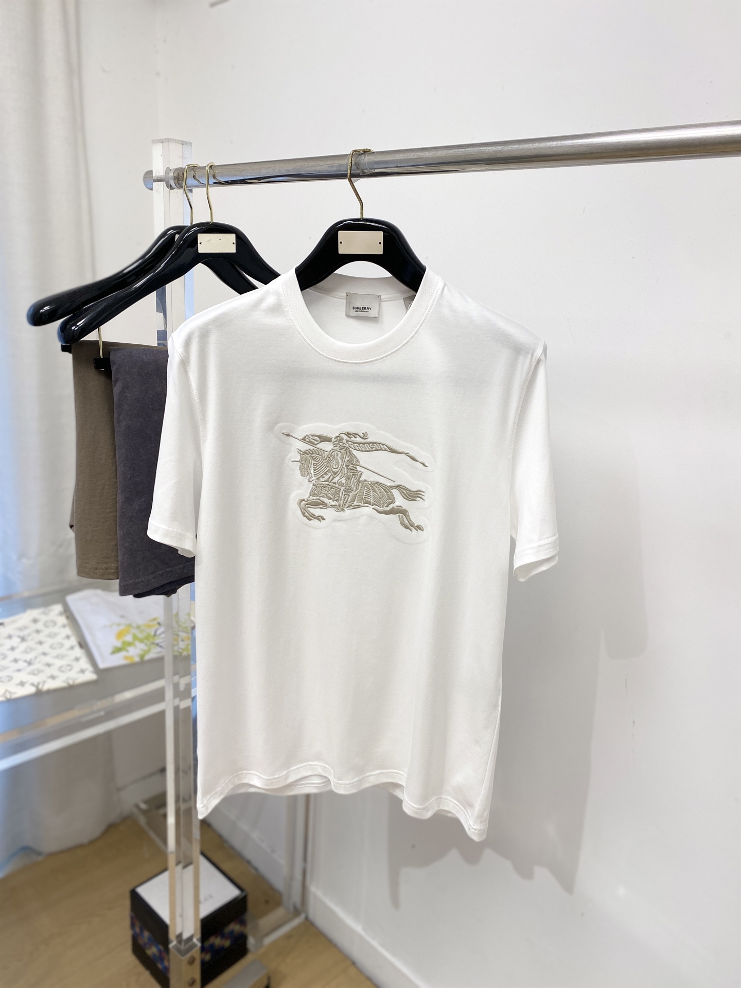 NO:773676,Burberry, 2026 new short-sleeved T-shirt, handsome and fashionable, simple and versatile. Exquisite embroidered logo on the chest. The fabric is cotton. It is not only crisp and maintains the trendy silhouette, but also comfortable to wear. The yarn is more delicate. Size S-XXL, burberry, T-shirt, tees, t-shirt,19860909巴宝莉、2026新品短袖T恤,帅气时尚,简约百搭款.胸前精致刺绣图案logo,面料棉 不仅挺括,保持潮流的廓形,又穿着舒适,纱织更细腻,码数S-XXL,,burberry,T-shirt,tees，t-shirt,,Men's clothing