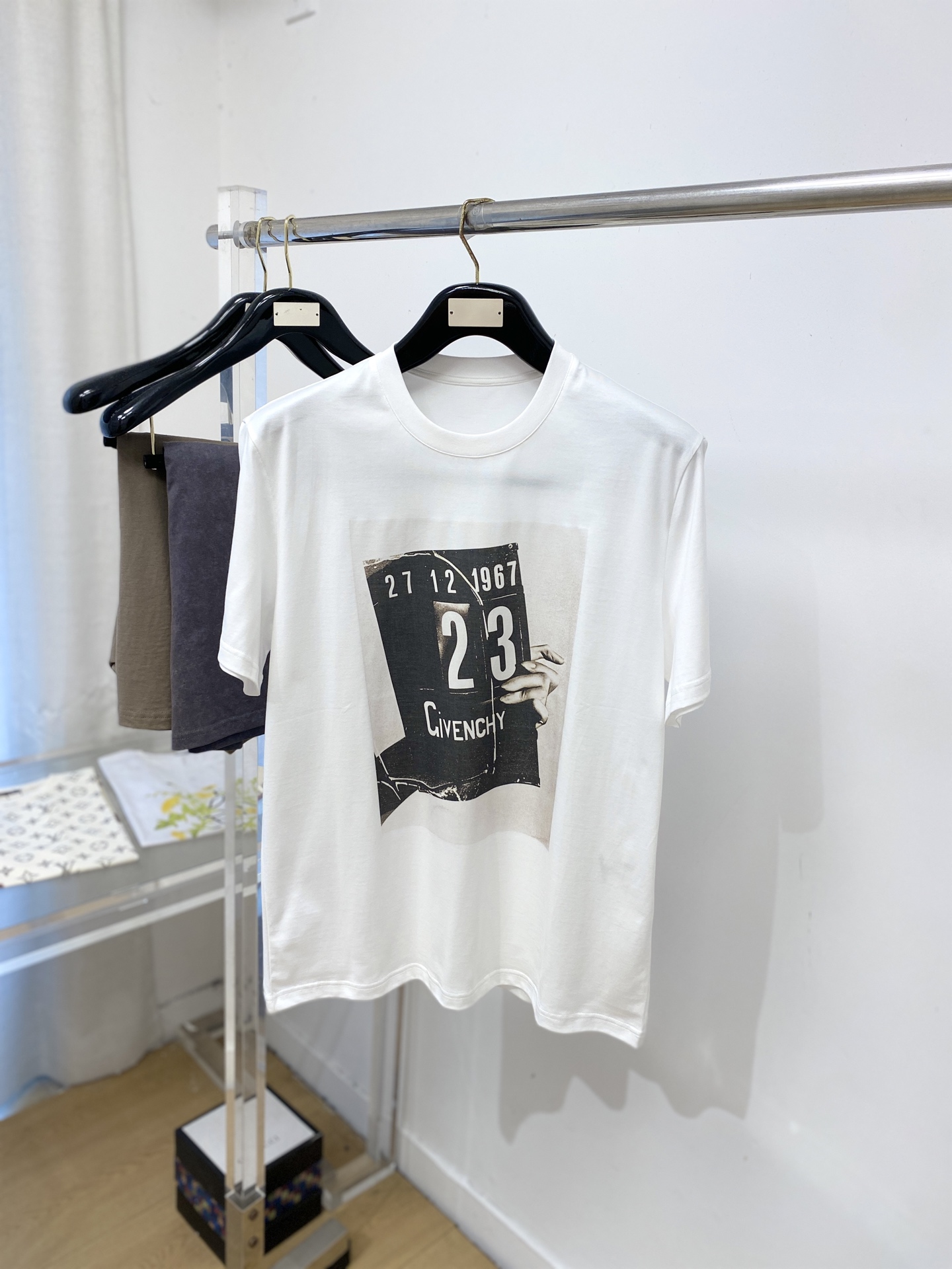 NO:773656,Givenchy, 2026 new short-sleeved T-shirt, handsome and fashionable, top-notch printed letter logo on the chest, simple and versatile. The fabric cotton is not only crisp and maintains the trendy silhouette, but also comfortable to wear, and the yarn is more delicate. Size S-2XL,, givenchy, T-shirt, tees, t-shirt,19860909纪梵希、2026新品短袖T恤,帅气时尚,胸前顶级印花图案字母logo,简约百搭款.面料棉 不仅挺括,保持潮流的廓形,又穿着舒适,纱织更细腻,码数S-2XL,,givenchy,T-shirt,tees，t-shirt,,Men's clothing