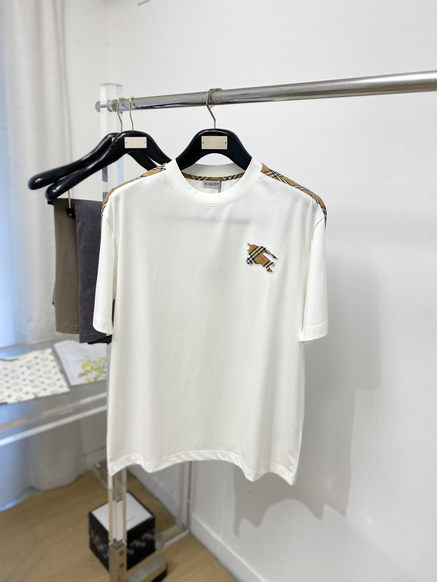 NO:773683,Burberry, 2026 new short-sleeved T-shirt, handsome and fashionable, with exquisite embroidered logo on the chest, simple and versatile. The fabric cotton is not only crisp and maintains the trendy silhouette, but also comfortable to wear, and the yarn is more delicate. Size M-3XL, burberry, T-shirt, tees, t-shirt,19860909巴宝莉、2026新品短袖T恤,帅气时尚,胸前精致刺绣图案logo,简约百搭款.面料棉 不仅挺括,保持潮流的廓形,又穿着舒适,纱织更细腻,码数M-3XL,,burberry,T-shirt,tees，t-shirt,,Men's clothing