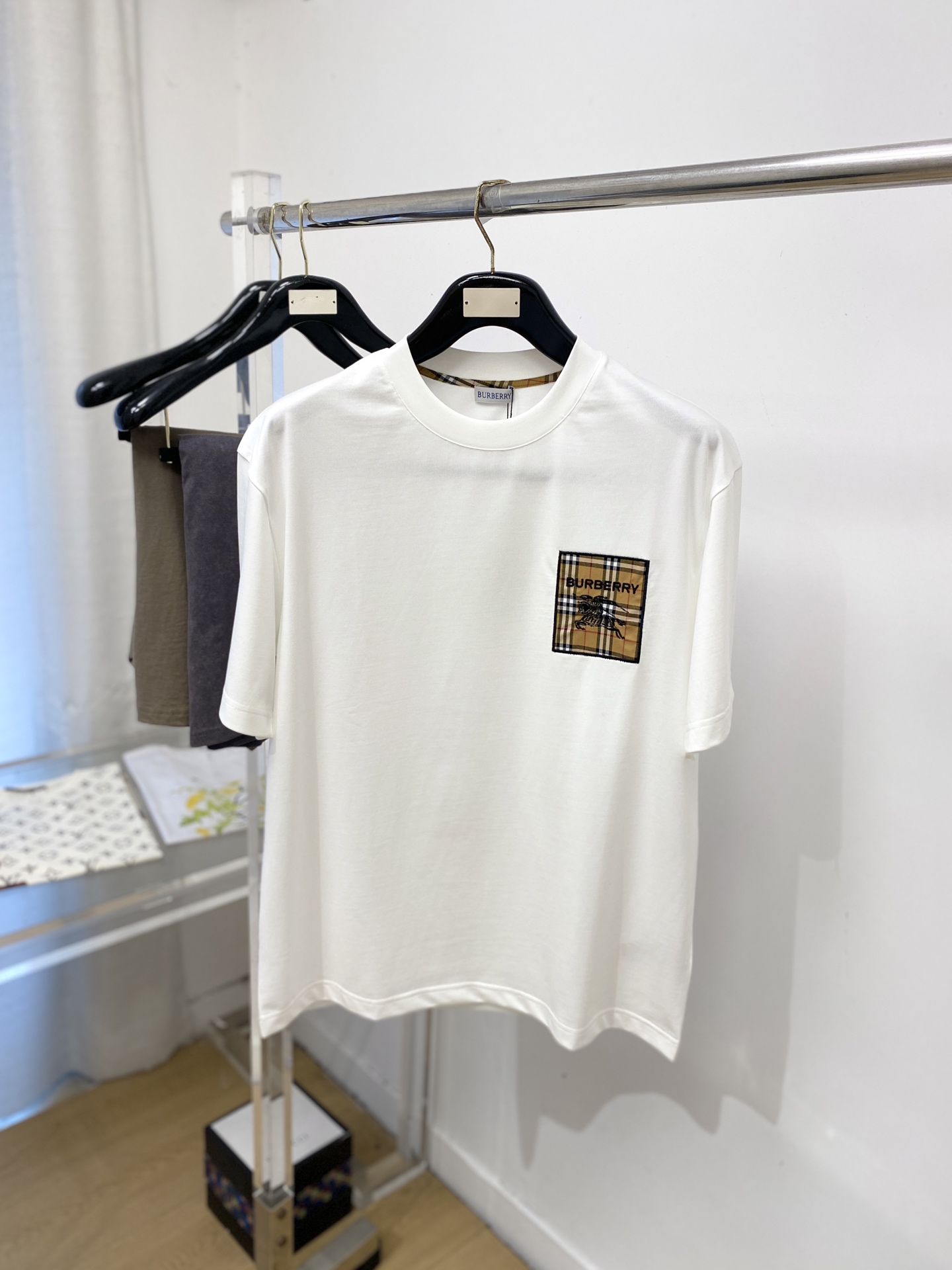 NO:773671,Burberry, 2026 new short-sleeved T-shirt, handsome and fashionable, exquisite embroidery pattern letter logo on the chest, simple and versatile. The fabric cotton is not only crisp and maintains the trendy silhouette, but also comfortable to wear, and the yarn is more delicate. The size is M-3XL,, burberry, T-shirt, tees, t-shirt,19860909巴宝莉、2026新品短袖T恤,帅气时尚,胸前精致刺绣图案字母logo,简约百搭款.面料棉 不仅挺括,保持潮流的廓形,又穿着舒适,纱织更细腻,码数M-3XL,,burberry,T-shirt,tees，t-shirt,,Men's clothing