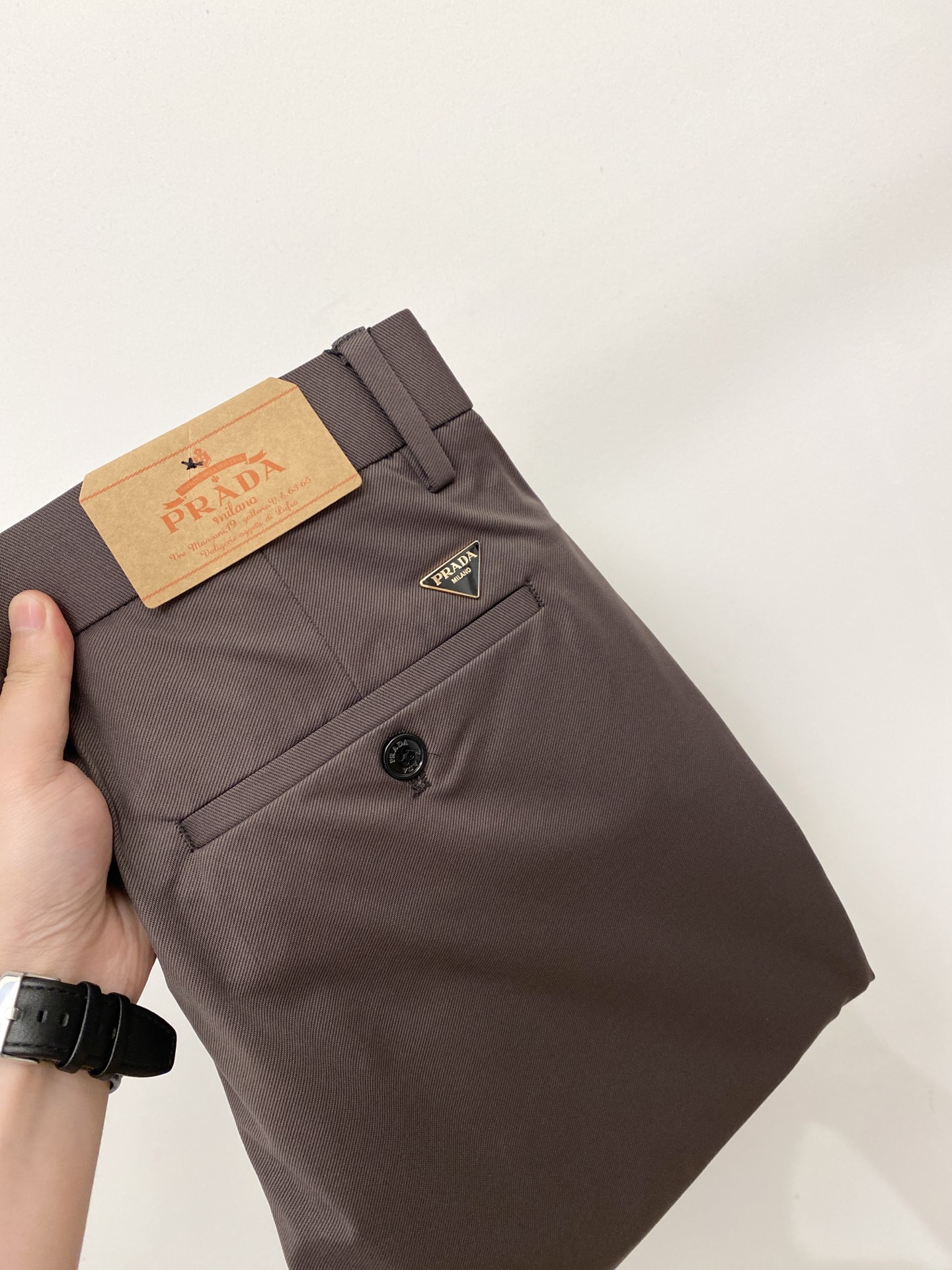 NO:773680,Prada, 2026 popular casual trousers, high elasticity, slimming, simple and versatile, popular style, fine workmanship, every stitch can be seen attentive, favorite of many celebrities and Internet celebrities, elongating body proportions!  Slightly elastic ^_^Comfortable fabric Details body size 30-42, prada,19860909普拉达、2026爆款休闲西裤 高弹显瘦必爆简约百搭爆款,做工精细,每一针都看得到用心,超多明星网红最爱 拉长身材比例哦！微弹 ^_^舒适面料 细节体码数30-42,,prada,,Men's clothing