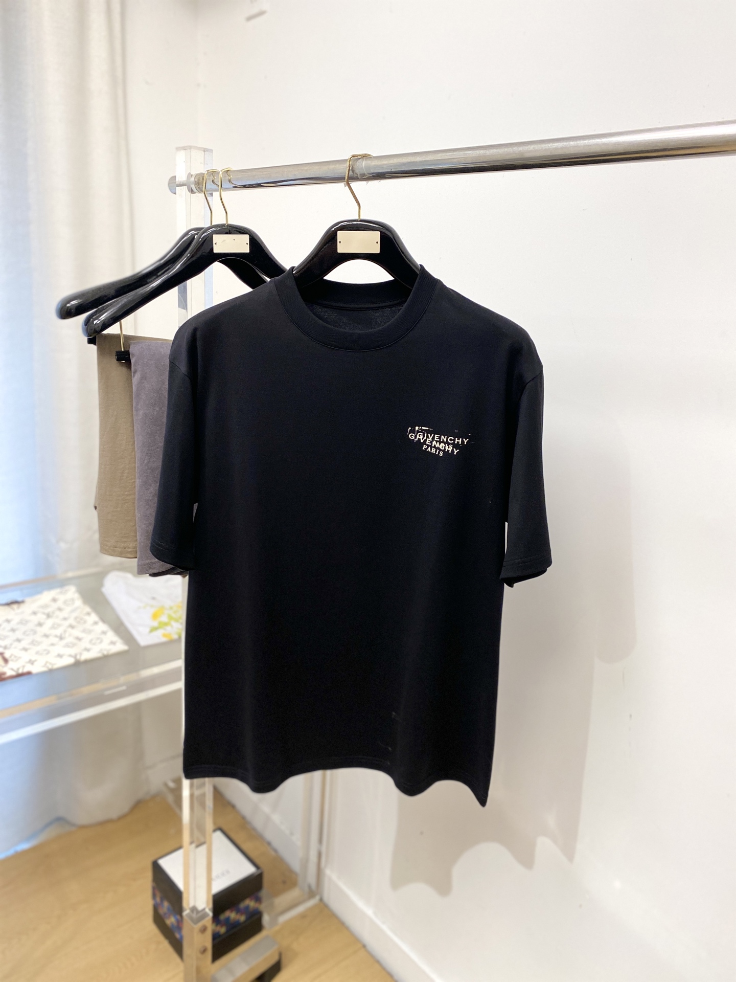 NO:839736,Givenchy, 2026 new short-sleeved T-shirt, handsome and fashionable, top-notch printed letter logo on the chest, simple and versatile. The fabric cotton is not only crisp and maintains the trendy silhouette, but also comfortable to wear, and the yarn is more delicate. Size S-XL,,givenchy,T-shirt,tees,t-shirt,19860909纪梵希、2026新品短袖T恤,帅气时尚,胸前顶级印花字母logo,简约百搭款.面料棉 不仅挺括,保持潮流的廓形,又穿着舒适,纱织更细腻,码数S-XL,,givenchy,T-shirt,tees，t-shirt,,Men's clothing