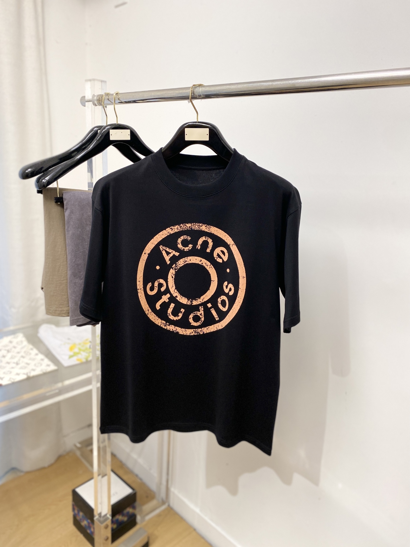 NO:839732,Acne fashion brand, 2026 new short-sleeved T-shirt, handsome and fashionable, top-notch printed letter logo on the chest, simple and versatile. The fabric cotton is not only crisp and maintains the trendy silhouette, but also comfortable to wear, and the yarn is more delicate. Size S-XL,,acne studios,T-shirt,tees,t-shirt,19860909Acne 时尚潮牌、2026新品短袖T恤,帅气时尚,胸前顶级印花字母logo,简约百搭款.面料棉 不仅挺括,保持潮流的廓形,又穿着舒适,纱织更细腻,码数S-XL,,acne studios,T-shirt,tees，t-shirt,,Men's clothing