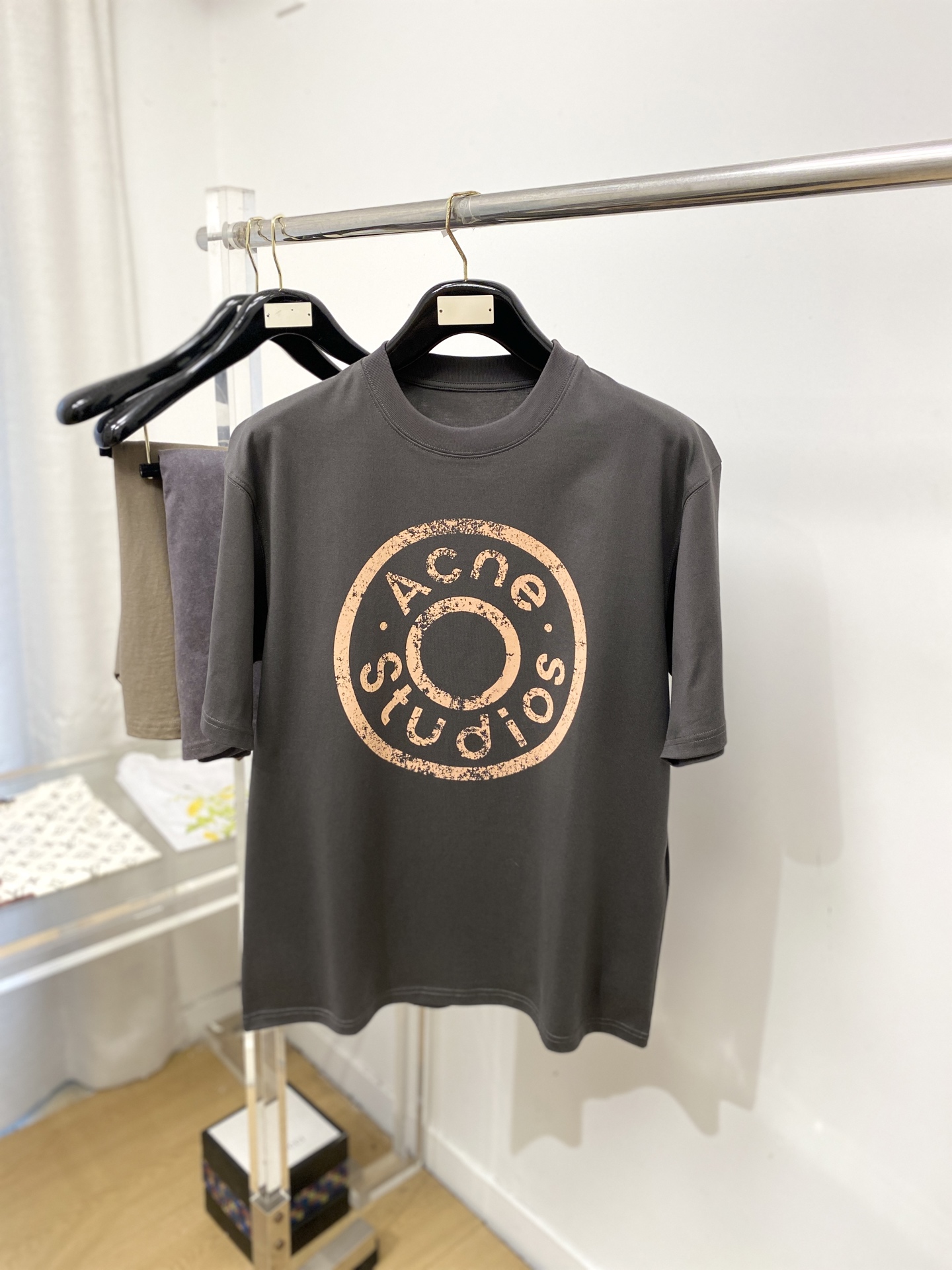 NO:839728,Acne fashion brand, 2026 new short-sleeved T-shirt, handsome and fashionable, top-notch printed letter logo on the chest, simple and versatile. The fabric cotton is not only crisp and maintains the trendy silhouette, but also comfortable to wear, and the yarn is more delicate. Size S-XL,,acne studios,T-shirt,tees,t-shirt,19860909Acne 时尚潮牌、2026新品短袖T恤,帅气时尚,胸前顶级印花字母logo,简约百搭款.面料棉 不仅挺括,保持潮流的廓形,又穿着舒适,纱织更细腻,码数S-XL,,acne studios,T-shirt,tees，t-shirt,,Men's clothing