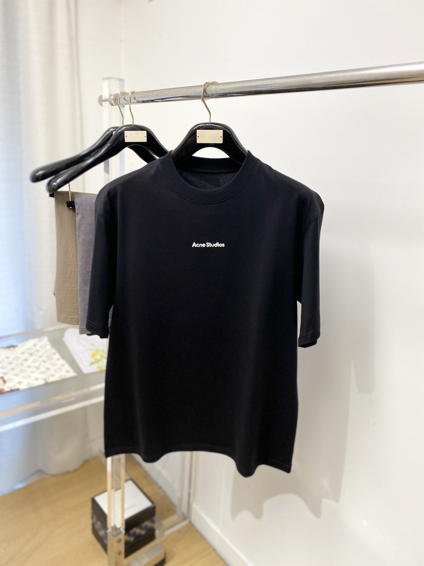 NO:839724,Acne fashion brand, 2026 new short-sleeved T-shirt, handsome and fashionable, top-notch printed letter logo on the chest, simple and versatile. The fabric cotton is not only crisp and maintains the trendy silhouette, but also comfortable to wear, and the yarn is more delicate. Size S-XL,,acne studios,T-shirt,tees,t-shirt,19860909Acne 时尚潮牌、2026新品短袖T恤,帅气时尚,胸前顶级印胶字母logo,简约百搭款.面料棉 不仅挺括,保持潮流的廓形,又穿着舒适,纱织更细腻,码数S-XL,,acne studios,T-shirt,tees，t-shirt,,Men's clothing