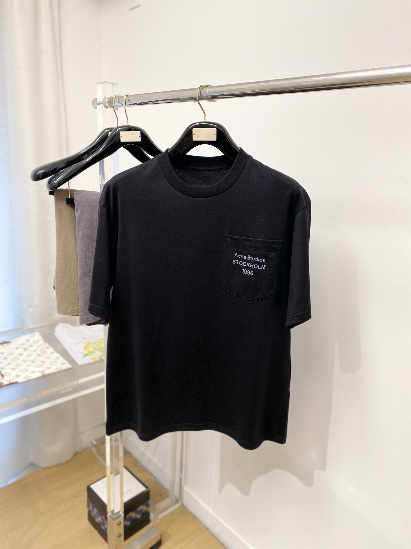 NO:839720,Acne fashion brand, 2026 new short-sleeved T-shirt, handsome and fashionable, top-notch printed letter logo on the chest, simple and versatile. The fabric cotton is not only crisp and maintains the trendy silhouette, but also comfortable to wear, and the yarn is more delicate. Size S-XL,,acne studios,T-shirt,tees,t-shirt,19860909Acne 时尚潮牌、2026新品短袖T恤,帅气时尚,胸前顶级印花字母logo,简约百搭款.面料棉 不仅挺括,保持潮流的廓形,又穿着舒适,纱织更细腻,码数S-XL,,acne studios,T-shirt,tees，t-shirt,,Men's clothing