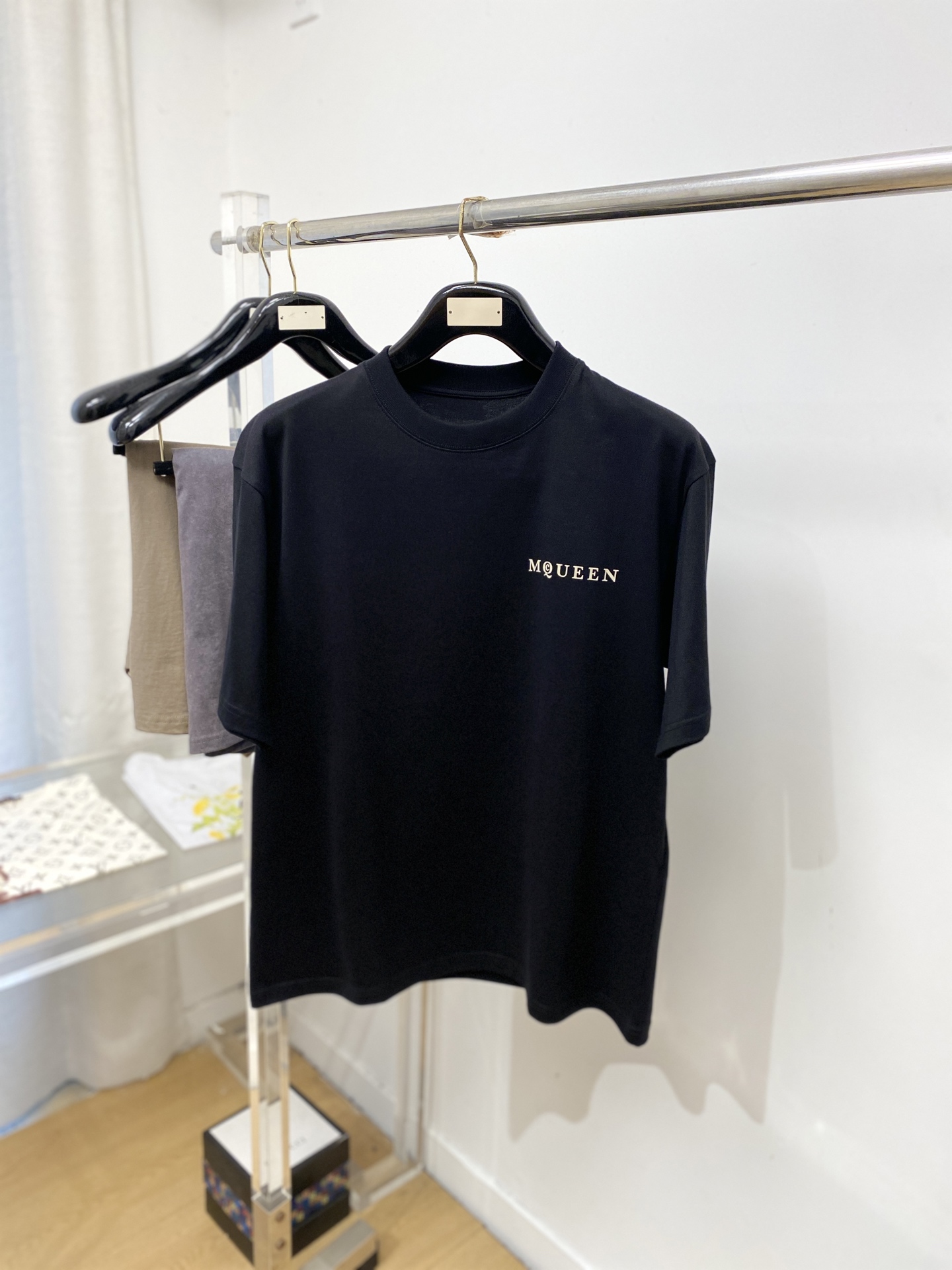 NO:839716,Margiela, 2026 new short-sleeved T-shirt, handsome and fashionable, top-notch printed letter logo on the chest, simple and versatile. The fabric cotton is not only crisp and maintains the trendy silhouette, but also comfortable to wear, and the yarn is more delicate. Size S-XL, masion margiela, T-shirt, tees, t-shirt,19860909马吉拉、2026新品短袖T恤,帅气时尚,胸前顶级印花字母logo,简约百搭款.面料棉 不仅挺括,保持潮流的廓形,又穿着舒适,纱织更细腻,码数S-XL,,masion margiela,T-shirt,tees，t-shirt,,Men's clothing