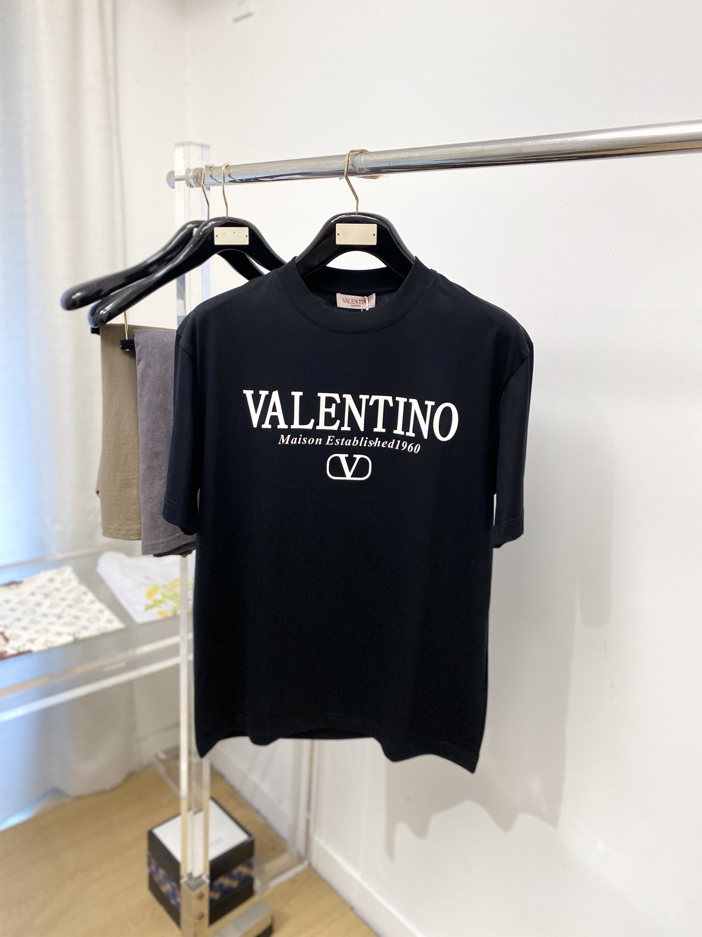 NO:839712,Valentino, 2026 new short-sleeved T-shirt, handsome and fashionable, top-notch printed letter logo on the chest, simple and versatile. The fabric cotton is not only crisp and maintains the trendy silhouette, but also comfortable to wear, and the yarn is more delicate. Size M-3XL, valentino, T-shirt, tees, t-shirt,19860909华伦天奴、2026新品短袖T恤,帅气时尚,胸前顶级印胶图案字母logo,简约百搭款.面料棉 不仅挺括,保持潮流的廓形,又穿着舒适,纱织更细腻,码数M-3XL,,valentino,T-shirt,tees，t-shirt,,Men's clothing