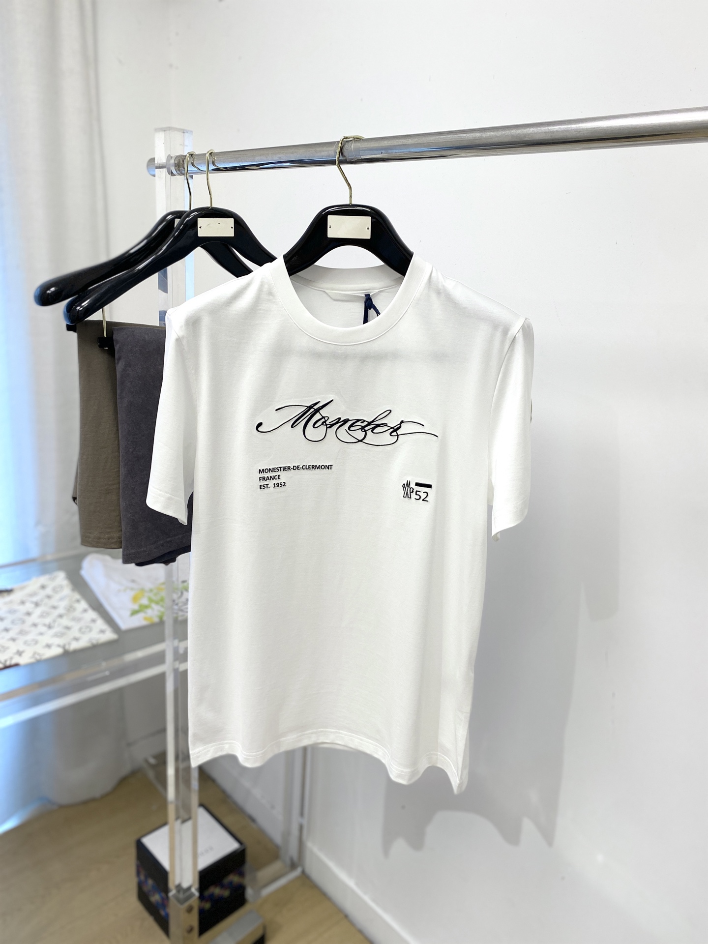 NO:775782,Meng Mouth, 2026 new short-sleeved T-shirt, handsome and fashionable, simple and versatile. Exquisitely embroidered letter logo on the chest. The fabric is cotton. It is not only crisp and maintains the trendy silhouette, but also comfortable to wear. The yarn is more delicate. Size M-3XL, Moncler, T-shirt, tees, t-shirt,19860909蒙口、2026新品短袖T恤,帅气时尚,简约百搭款.胸前精致刺绣图案字母logo,面料棉 不仅挺括,保持潮流的廓形,又穿着舒适,纱织更细腻,码数M-3XL,,Moncler,T-shirt,tees，t-shirt,,Men's clothing