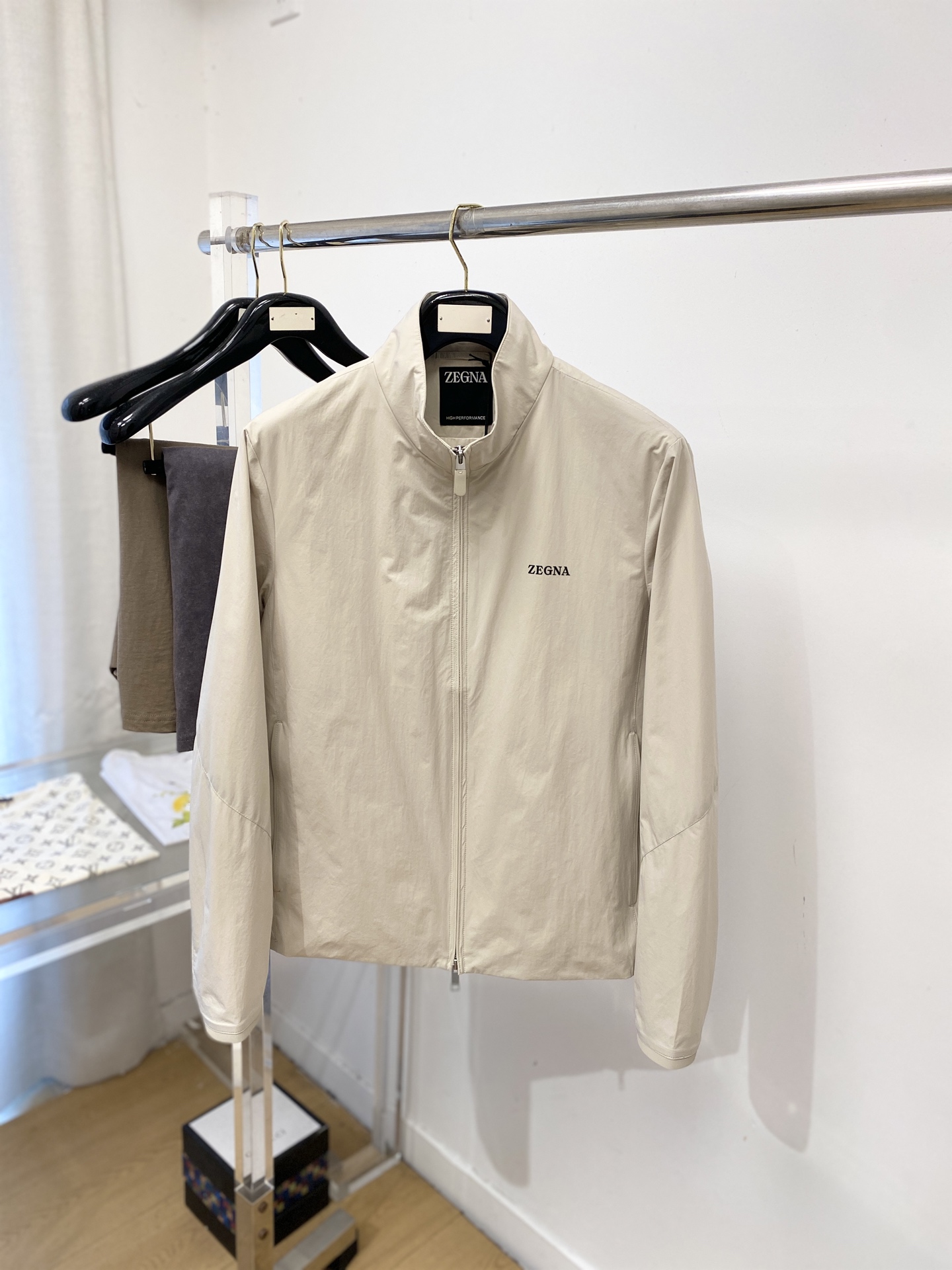 NO:775787,Zegna, 2026 new jacket, fashionable and handsome, simple and versatile, top-notch printed letter logo on the chest, customized original fabric, not only crisp and trendy silhouette, but also comfortable to wear, more delicate yarn weaving, size M-3XL,,zegna,jackets & coats,jackets & coats,19860909杰尼亚、2026新品夹克外套,时尚帅气,简约百搭款,胸前顶级印胶字母logo,定制原版面料,不仅挺括,保持潮流的廓形,又穿着舒适,纱织更细腻,码数M-3XL,,zegna,jackets & coats,jackets & coats,,Men's clothing