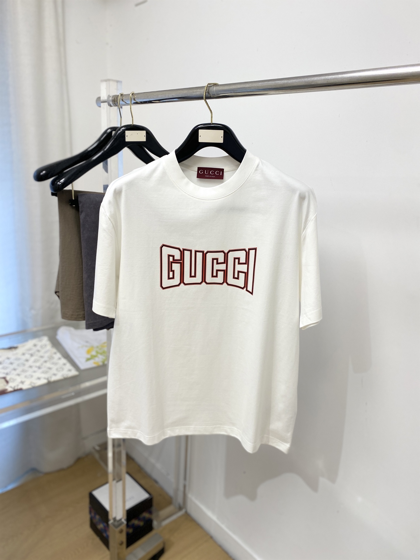 NO:775772,Gucci, 2026 new short-sleeved T-shirt, handsome and fashionable, simple and versatile. Top-quality printed rubber letter logo on the chest. The fabric is cotton. It is not only crisp and maintains the trendy silhouette, but also comfortable to wear. The yarn is more delicate. The size is M-3XL,, T-shirt, tees, t-shirt,19860909古奇、2026新品短袖T恤,帅气时尚,简约百搭款.胸前顶级印胶字母logo,面料棉 不仅挺括,保持潮流的廓形,又穿着舒适,纱织更细腻,码数M-3XL,,T-shirt,tees，t-shirt,,Men's clothing