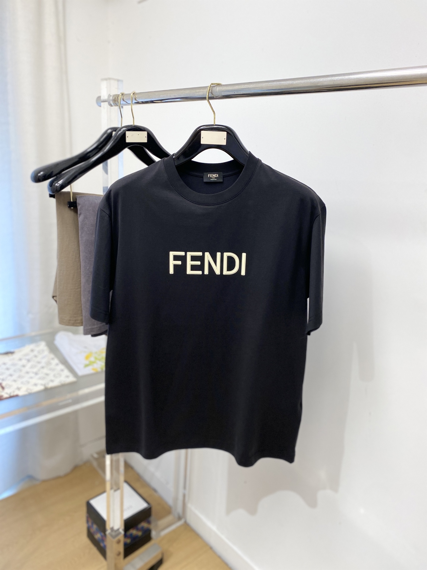 NO:775778,Fendi, 2026 new short-sleeved T-shirt, handsome and fashionable, simple and versatile. Top-quality printed rubber letter logo on the chest. The fabric is cotton. It is not only crisp and maintains the trendy silhouette, but also comfortable to wear. The yarn is more delicate. Size M-3XL,,fendi, T-shirt, tees, t-shirt,19860909芬迪、2026新品短袖T恤,帅气时尚,简约百搭款.胸前顶级印胶字母logo,面料棉 不仅挺括,保持潮流的廓形,又穿着舒适,纱织更细腻,码数M-3XL,,fendi,T-shirt,tees，t-shirt,,Men's clothing
