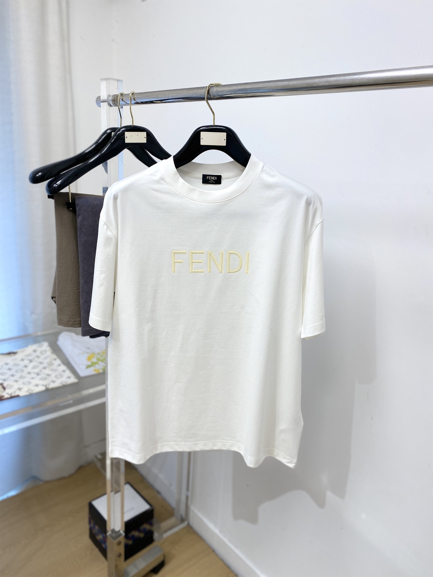 NO:775784,Fendi, 2026 new short-sleeved T-shirt, handsome and fashionable, simple and versatile. Top-quality printed rubber letter logo on the chest. The fabric is cotton. It is not only crisp and maintains the trendy silhouette, but also comfortable to wear. The yarn is more delicate. Size M-3XL,,fendi, T-shirt, tees, t-shirt,19860909芬迪、2026新品短袖T恤,帅气时尚,简约百搭款.胸前顶级印胶字母logo,面料棉 不仅挺括,保持潮流的廓形,又穿着舒适,纱织更细腻,码数M-3XL,,fendi,T-shirt,tees，t-shirt,,Men's clothing