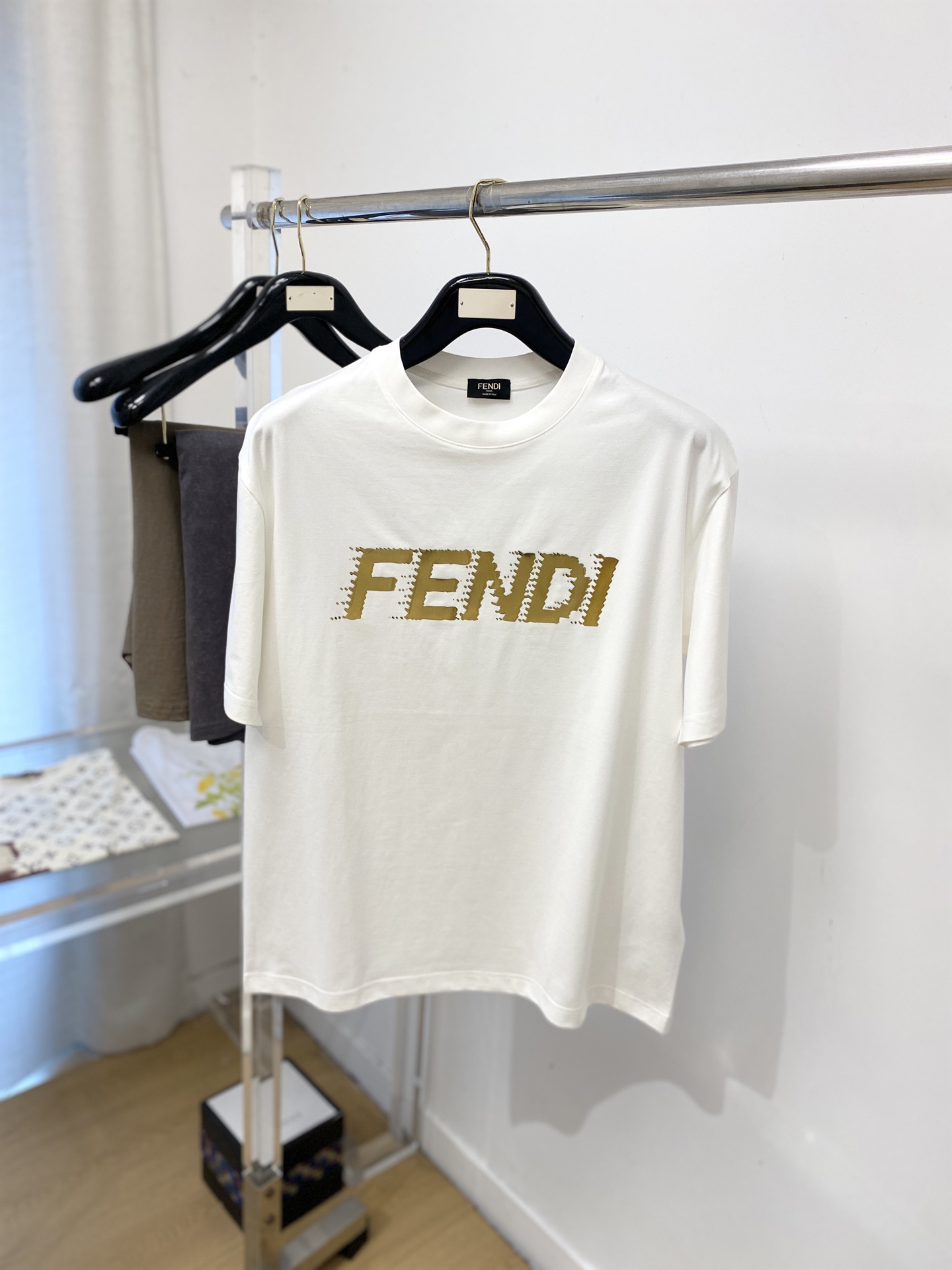 NO:775789,Fendi, 2026 new short-sleeved T-shirt, handsome and fashionable, simple and versatile. Top-quality printed letter logo on the chest. The fabric is cotton. It is not only crisp and maintains the trendy silhouette, but also comfortable to wear. The yarn is more delicate. Size M-3XL,,fendi, T-shirt, tees, t-shirt,19860909芬迪、2026新品短袖T恤,帅气时尚,简约百搭款.胸前顶级印花字母logo,面料棉 不仅挺括,保持潮流的廓形,又穿着舒适,纱织更细腻,码数M-3XL,,fendi,T-shirt,tees，t-shirt,,Men's clothing