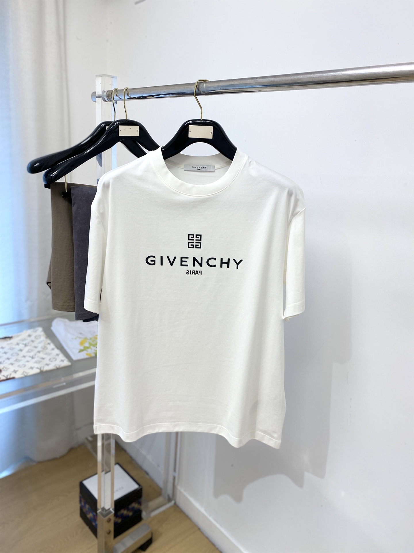 NO:775793,Givenchy, 2026 new short-sleeved T-shirt, handsome and fashionable, simple and versatile. Top-notch printed letter logo on the chest, fabric cotton is not only crisp and maintains the trendy silhouette, but also comfortable to wear, and the yarn is more delicate. Size M-3XL,,givenchy,T-shirt,tees,t-shirt,19860909纪梵希、2026新品短袖T恤,帅气时尚,简约百搭款.胸前顶级印胶图案字母logo,面料棉 不仅挺括,保持潮流的廓形,又穿着舒适,纱织更细腻,码数M-3XL,,givenchy,T-shirt,tees，t-shirt,,Men's clothing