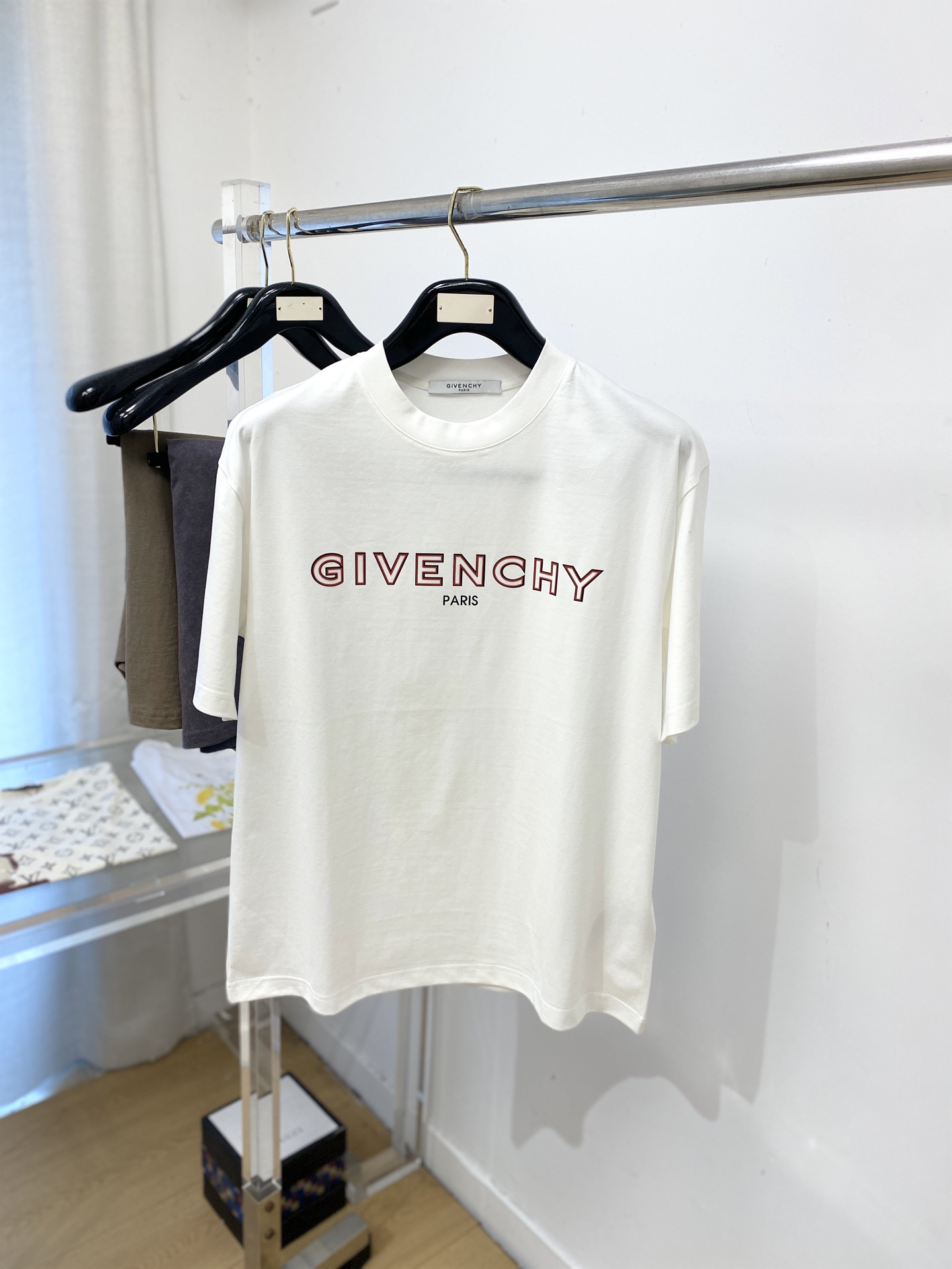 NO:775797,Givenchy, 2026 new short-sleeved T-shirt, handsome and fashionable, simple and versatile. Top-quality rubberized letter logo on the chest, fabric cotton is not only crisp and maintains the trendy silhouette, but also comfortable to wear, and the yarn is more delicate. Size M-3XL,,givenchy,T-shirt,tees,t-shirt,19860909纪梵希、2026新品短袖T恤,帅气时尚,简约百搭款.胸前顶级印胶字母logo,面料棉 不仅挺括,保持潮流的廓形,又穿着舒适,纱织更细腻,码数M-3XL,,givenchy,T-shirt,tees，t-shirt,,Men's clothing