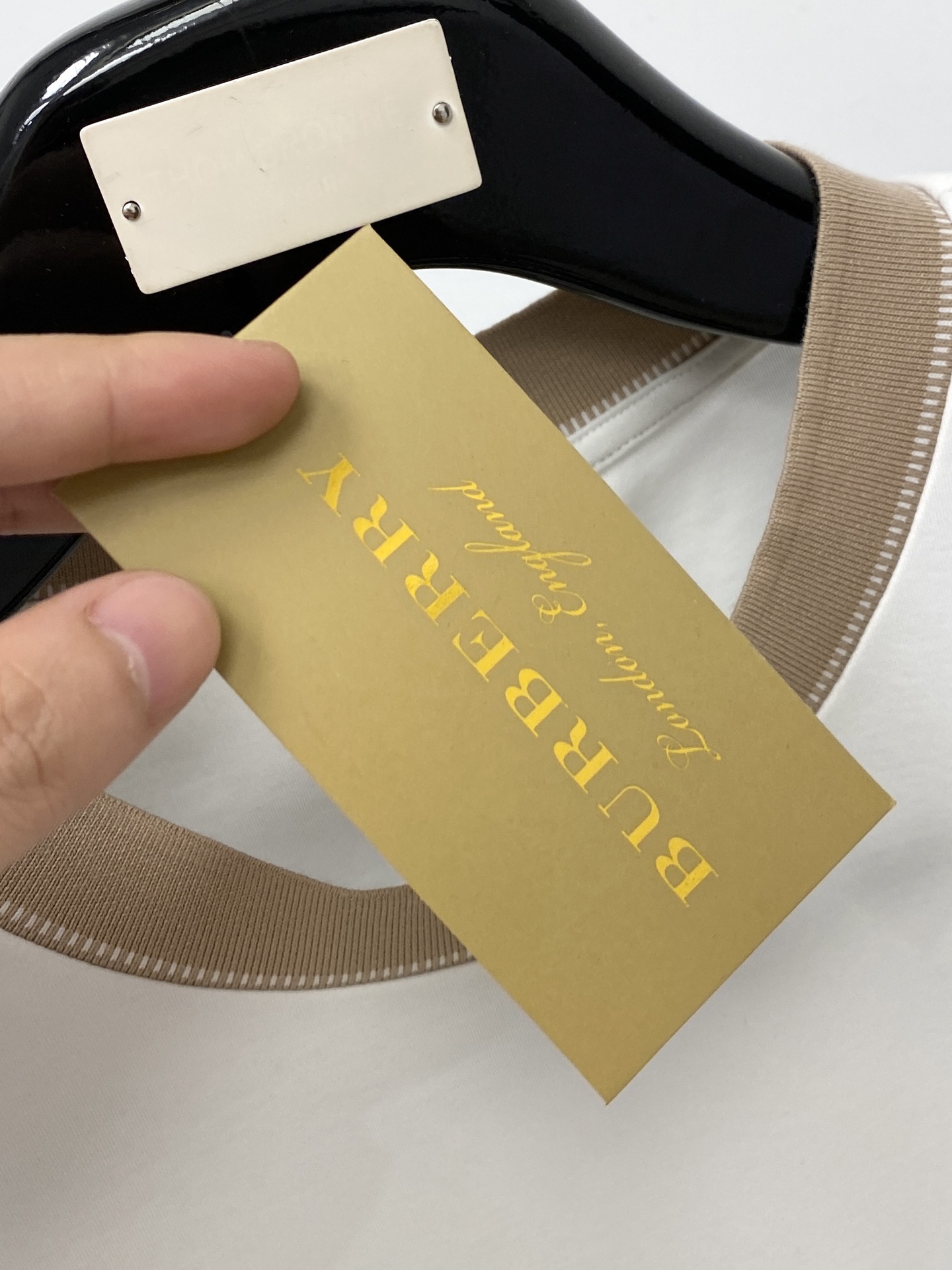 巴宝莉、2026新品短袖T恤，帅气时尚，简约百搭款。胸前精致刺绣图案logo，面料棉 不仅挺括，保持潮流的廓形，又穿着舒
